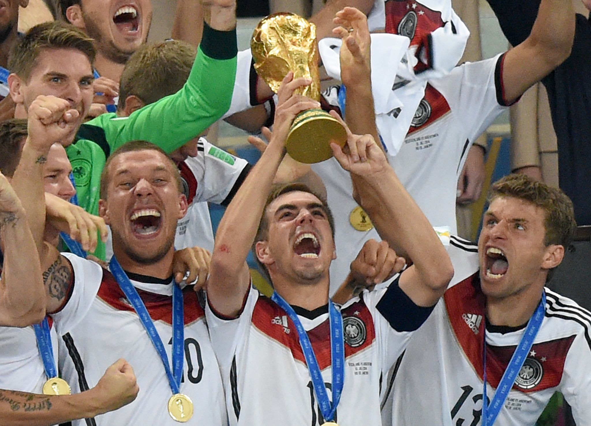 Philipp Lahm reckte 2014 als bislang letzter deutscher Nationalmannschaftskapitän den WM-Pokal in die Höhe. (Archivbild)