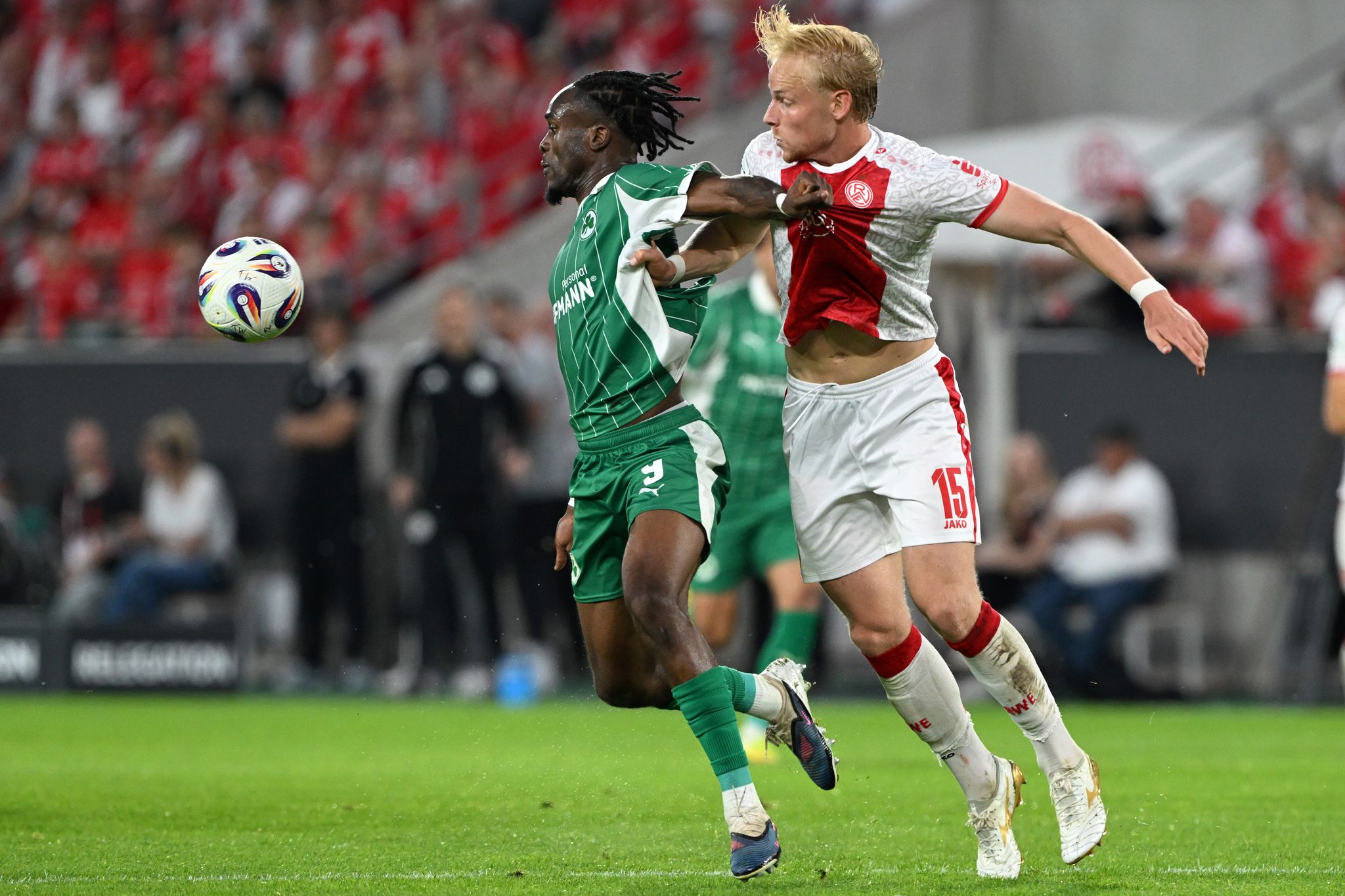 Sie lieferten sich ein hartes Duell: Noel Futkeu (l) und Ben Hüning.