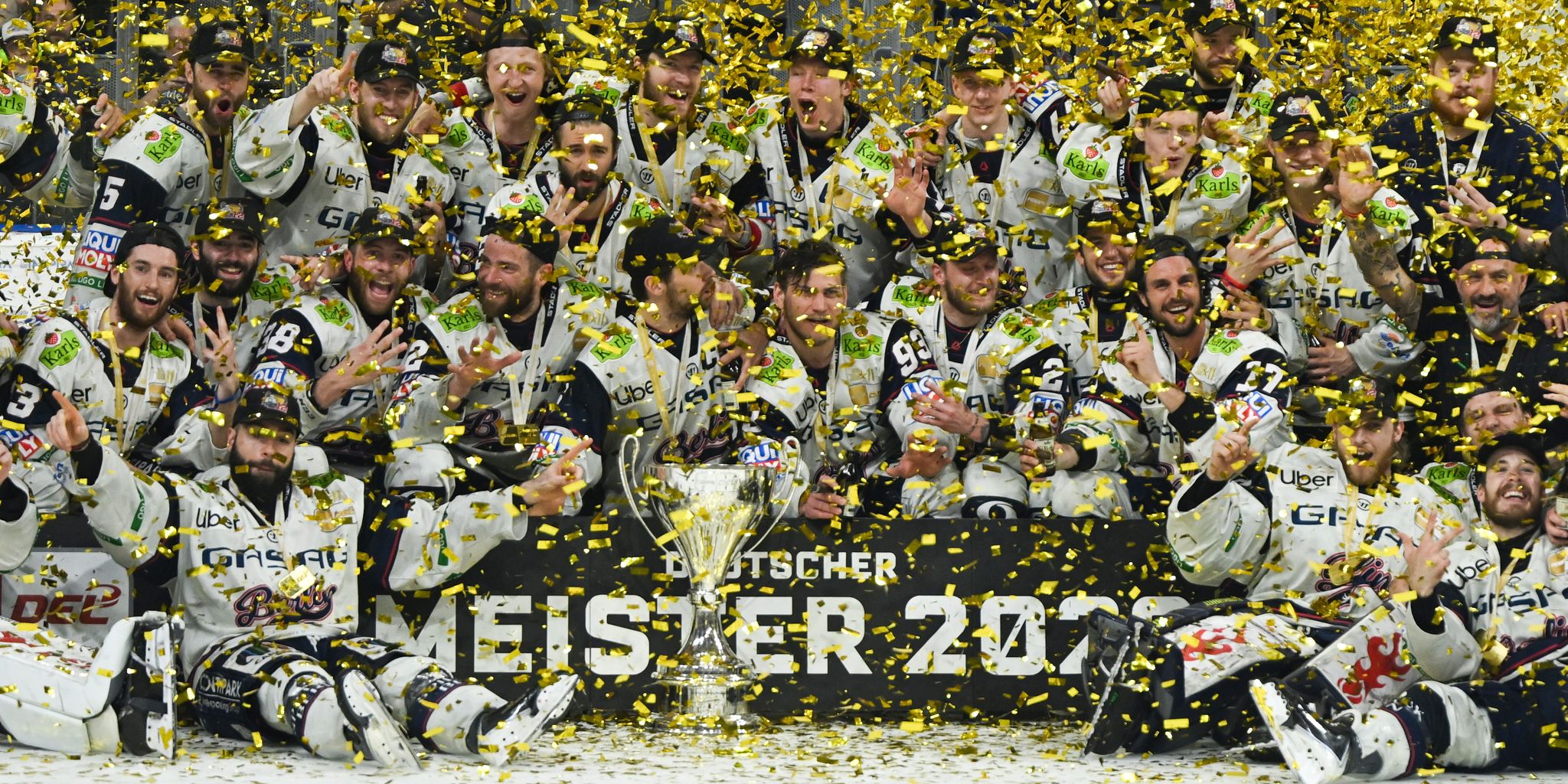 Konfetti für den Meister: Die Eisbären Berlin haben es wieder geschafft.