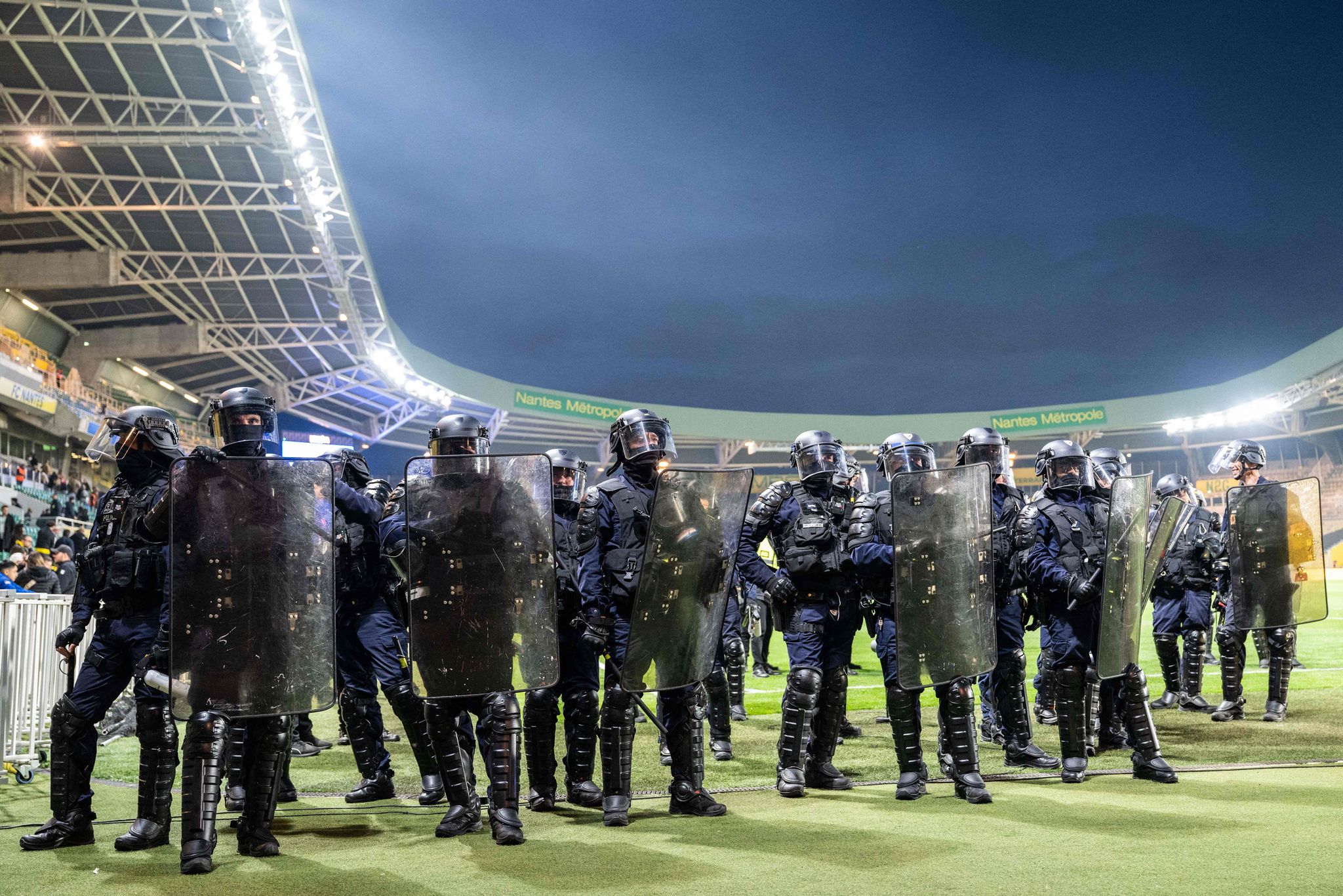Polizisten sichern das Spielfeld im Stadion des FC Nantes ab.