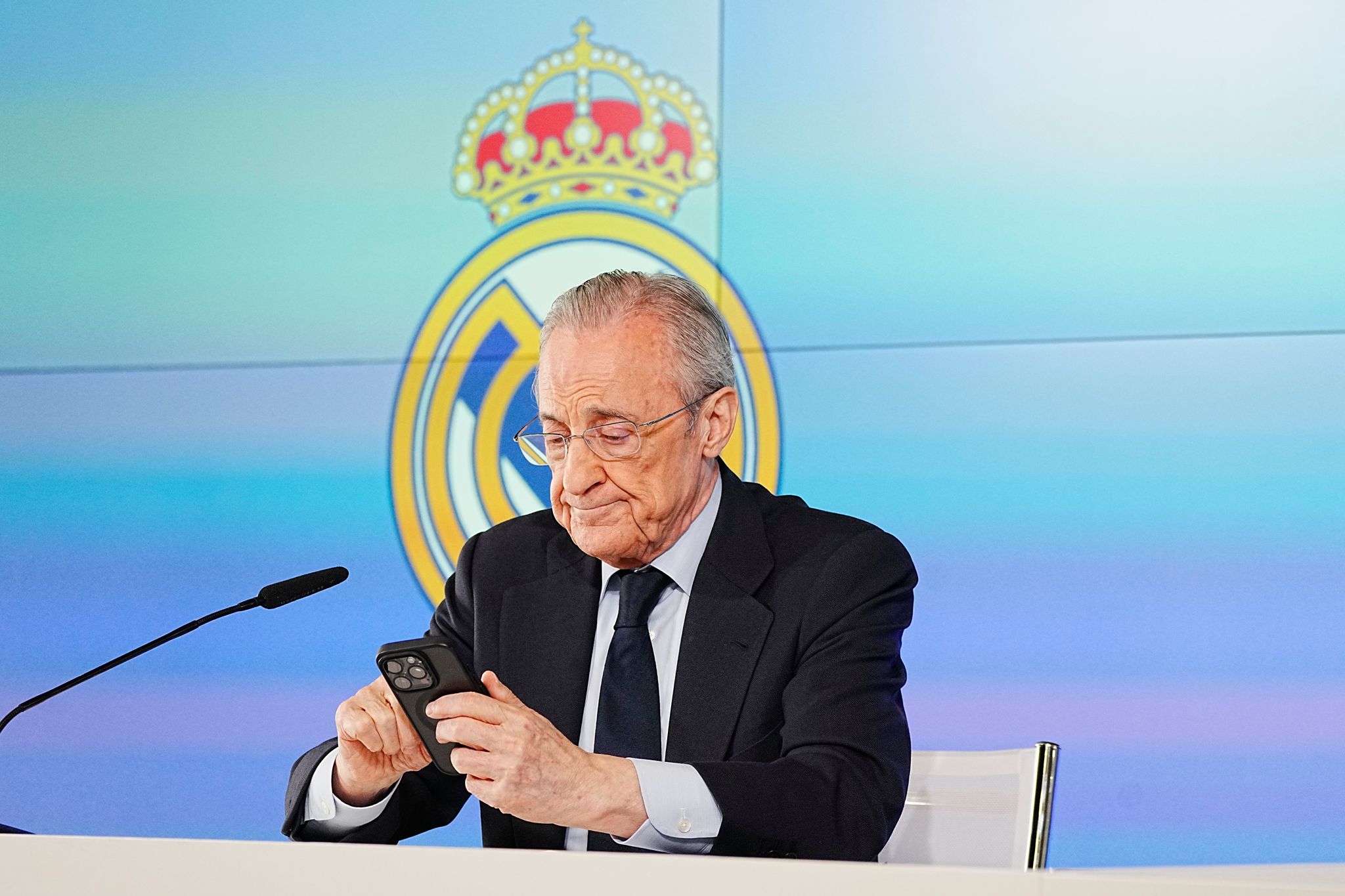 Reals Präsident Florentino Pérez kritisiert Medien und Rivalen.