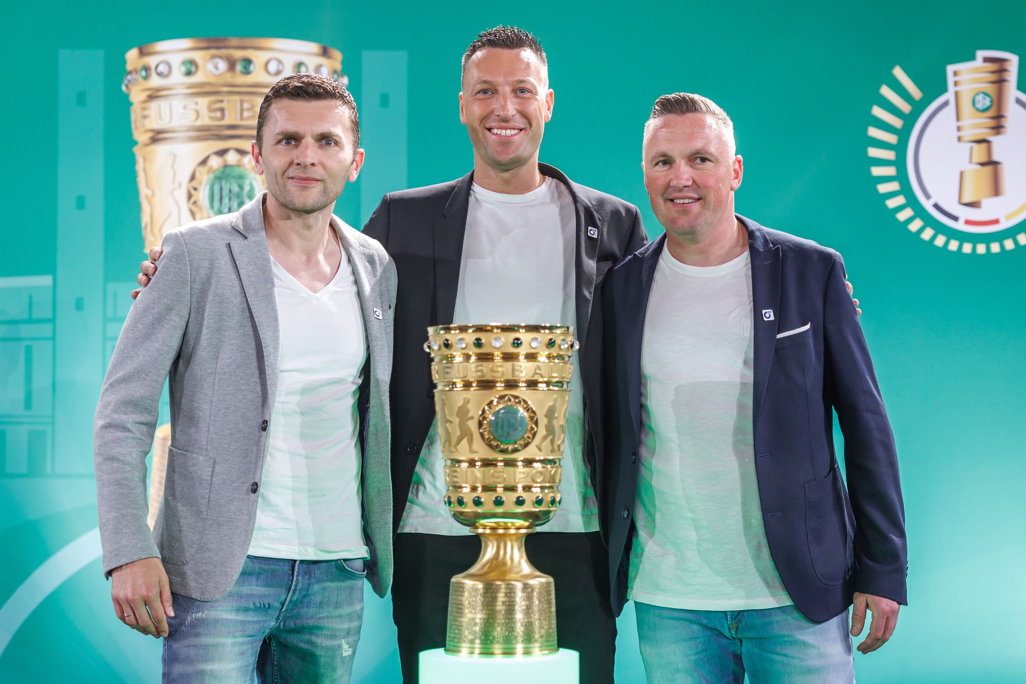 Sven Jablonski (M) leitet das DFB-Pokalfinale zwischen dem VfB Stuttgart und dem FC Bayern München.