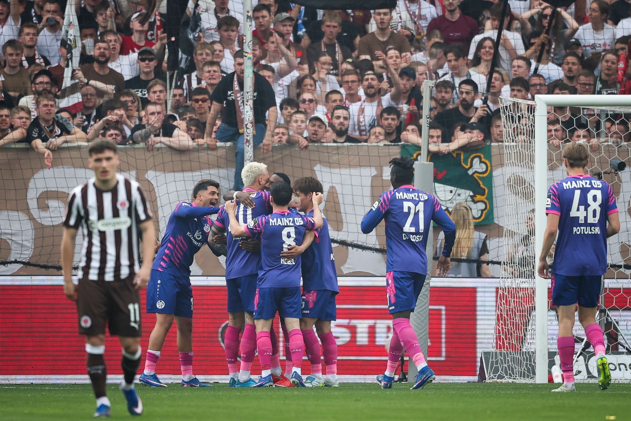 Die Mainzer bejubeln den Treffer zum 1:0 in Hamburg.