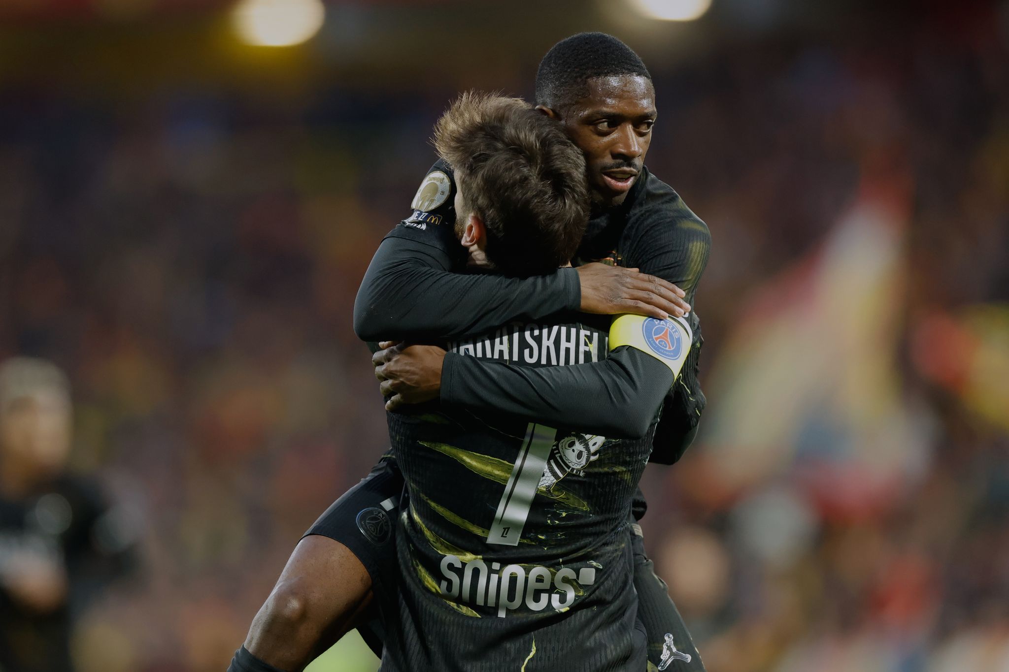 Chwitscha Kwarazchelia feiert mit Ousmane Dembélé (hinten) das 1:0.
