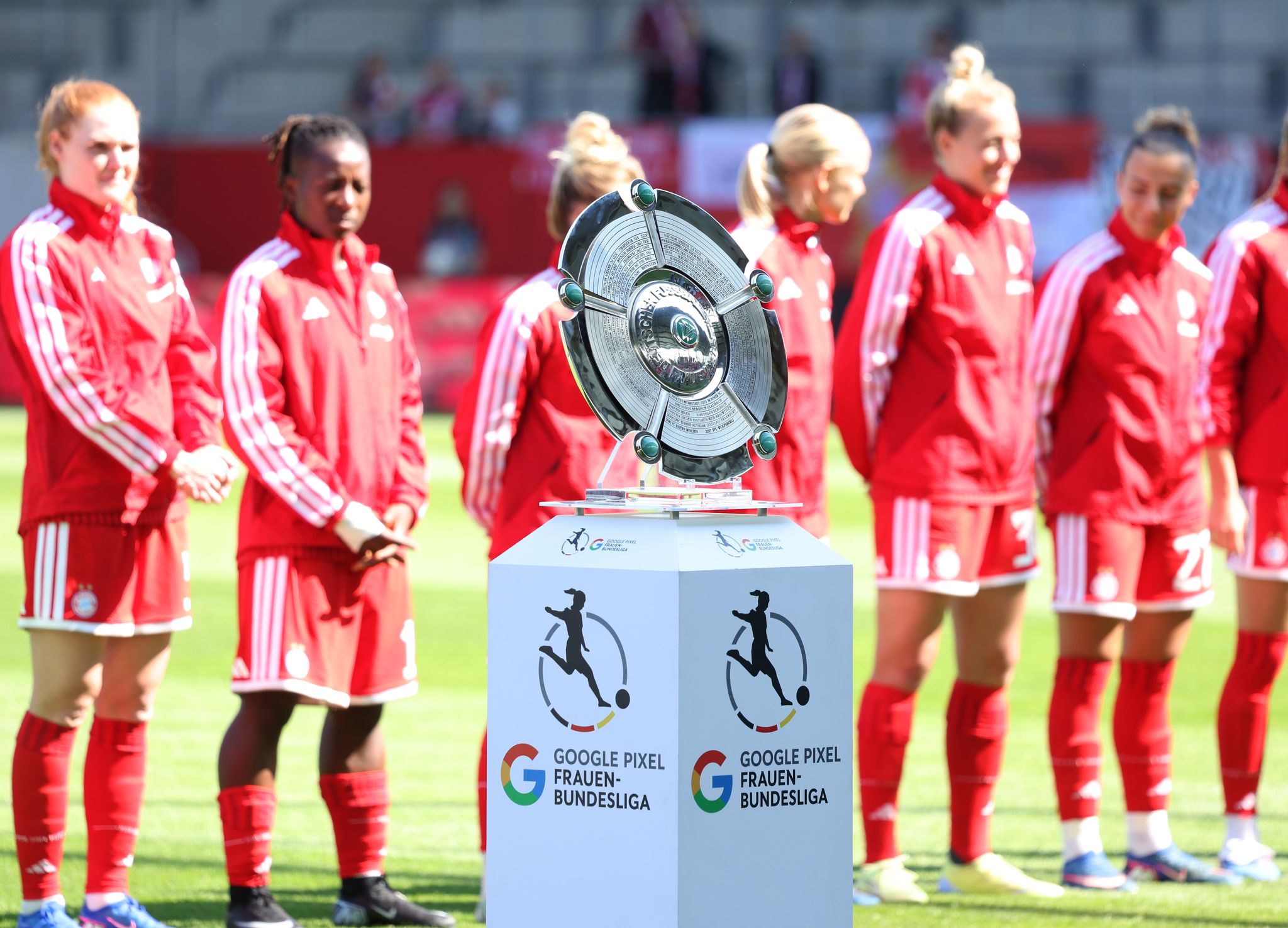 Die Bayern-Frauen mit der Meisterschale.