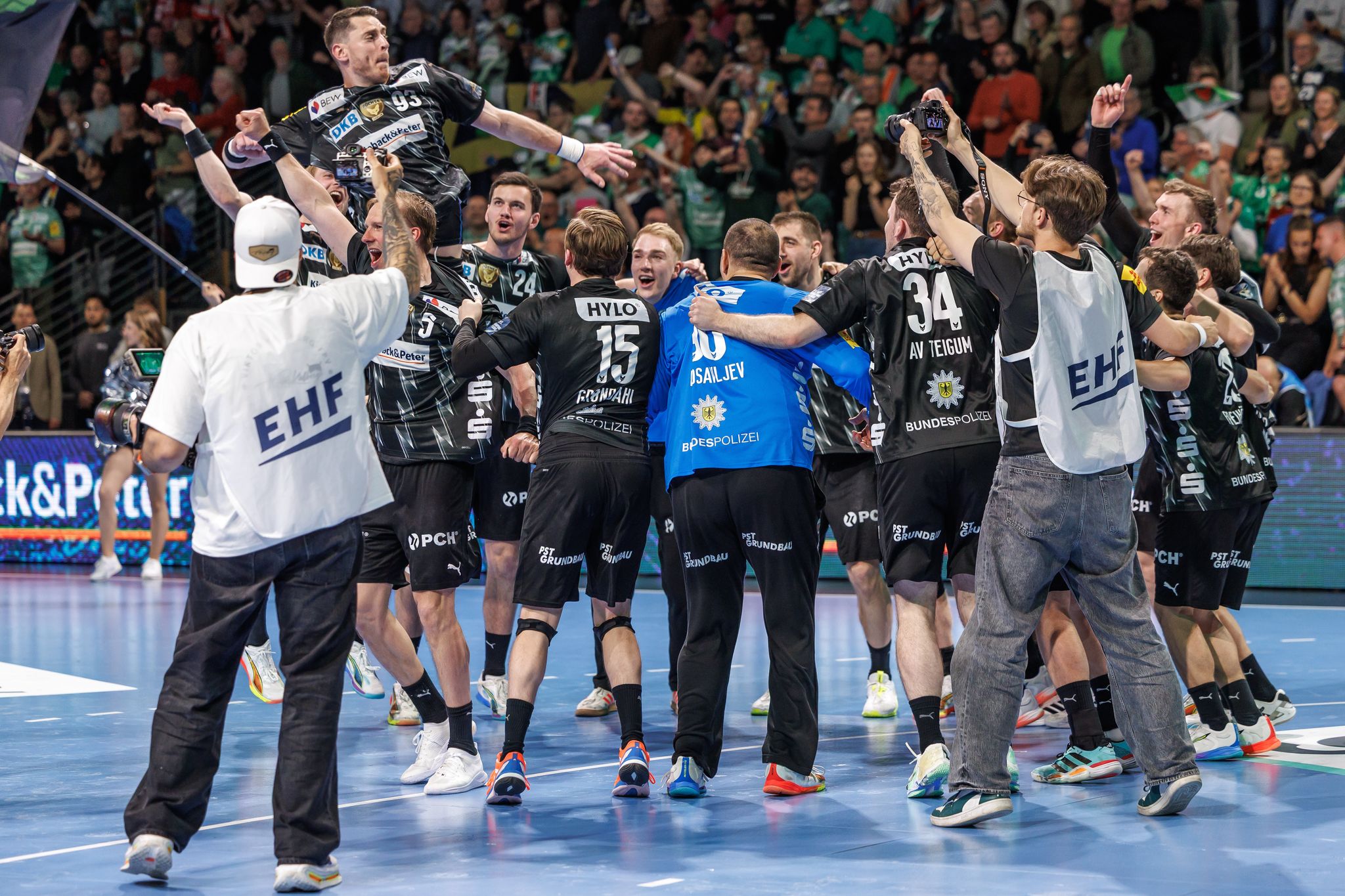 Die Füchse Berlin feierten ausgelassen den Halbfinal-Einzug.