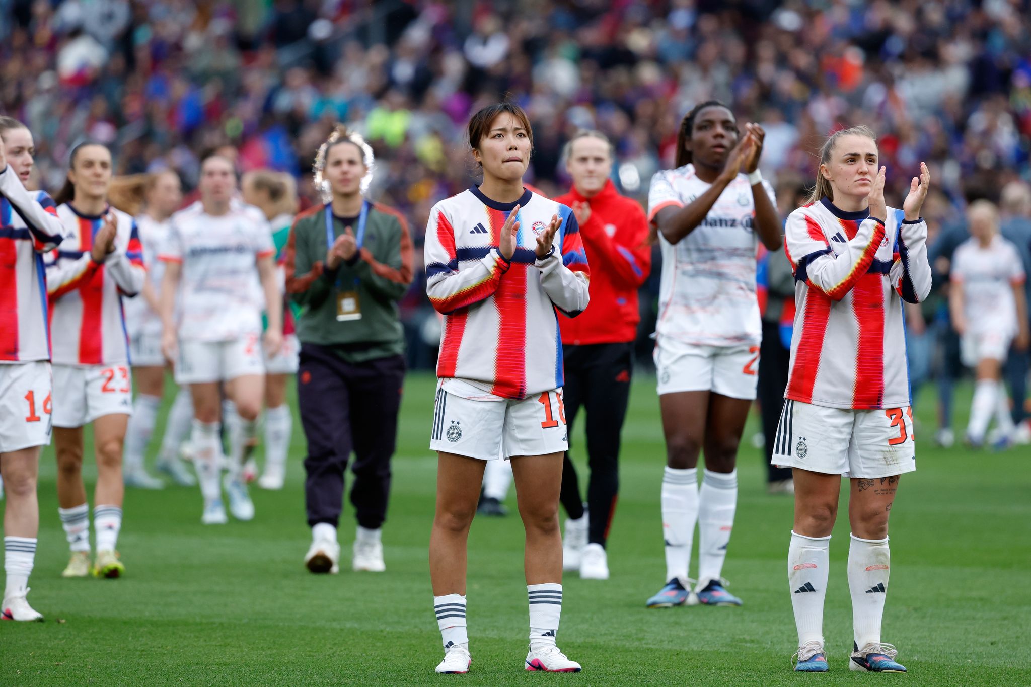 Raus mit Applaus: die Bayern-Frauen mit Momoko Tanikawa (Vordergrund) in Barcelona.