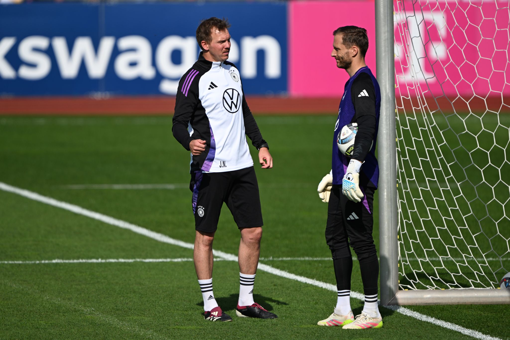Hoffenheims Nationaltorwart Oliver Baumann muss die WM-Nominierung seines Konkurrenten Manuel Neuer schlucken. (Archivbild)