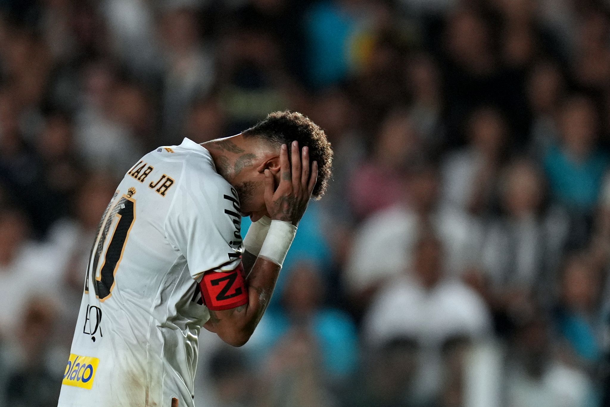 Neymar droht wegen einer Wadenverletzung der Ausfall zum Auftakt der Weltmeisterschaft. (Archivbild)