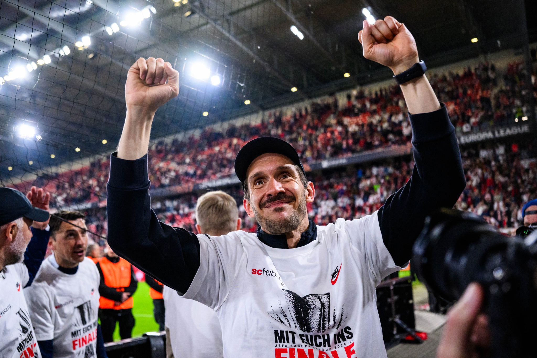 Julian Schuster jubelte emotional über den Finaleinzug - und möchte seinen Weg mit dem SC Freiburg nun krönen. (Archivbild)