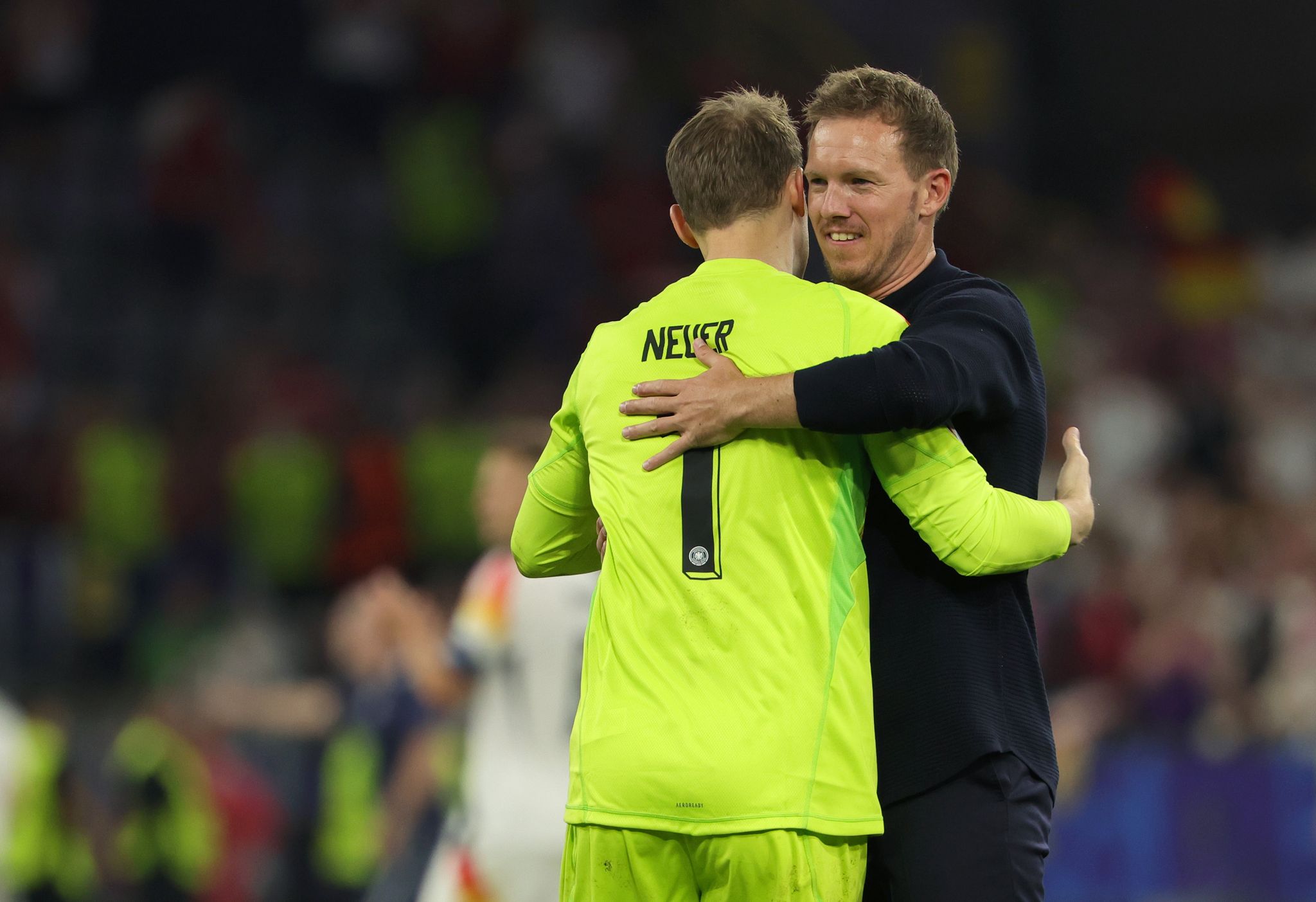 Bundestrainer Nagelsmann umarmt Torwart Neuer. (Archivbild)