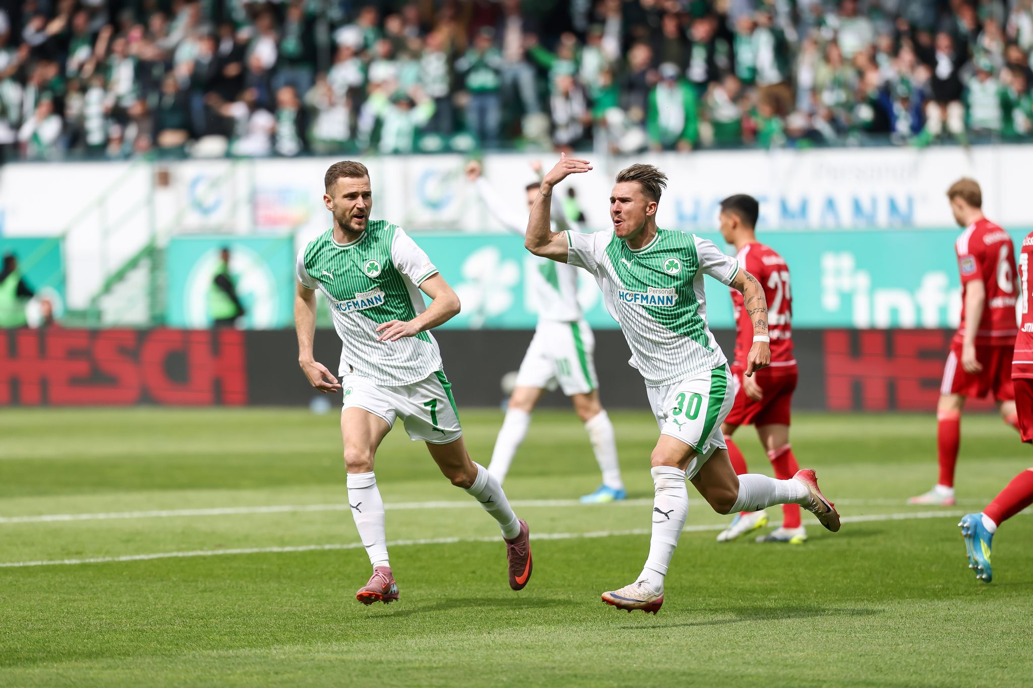 Felix Klaus jubelt über seinen Treffer zum 1:0.