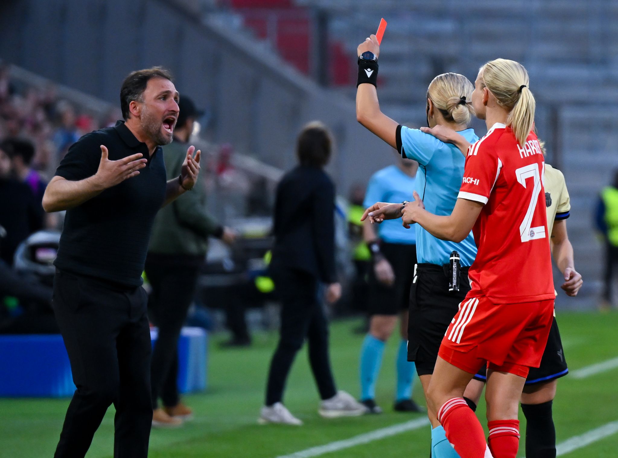Wegen seiner Roten Karte im Rückspiel der Bayern-Frauen in Barcelona gesperrt: Trainer José Barcala (l.). (Archivbild)