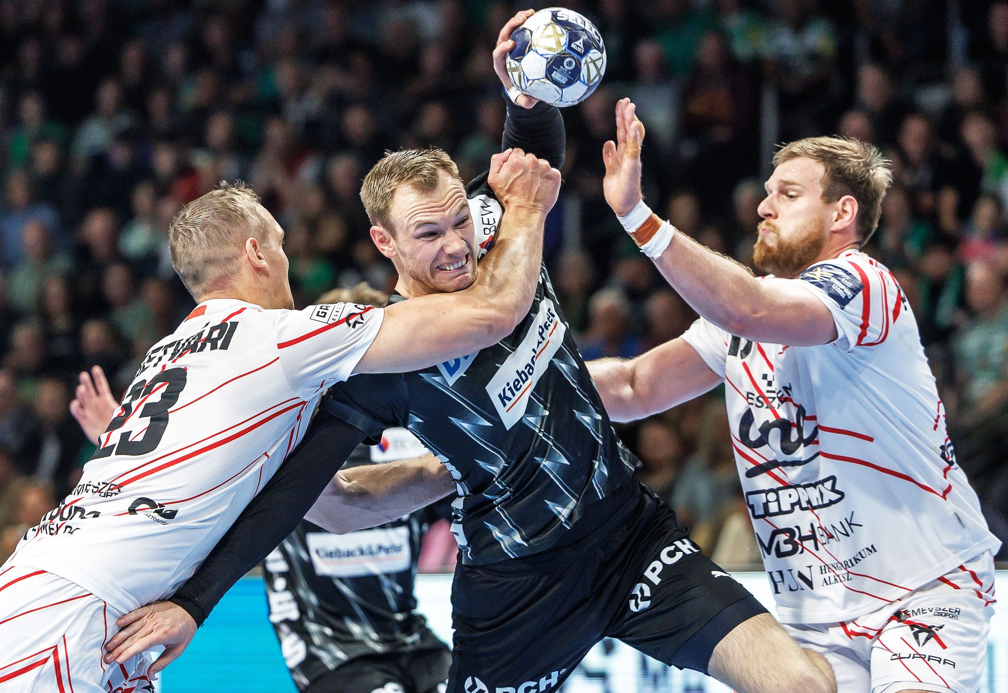 Hatte meist mehrere Abwehrspieler um sich: Berlins Welthandballer Mathias Gidsel.