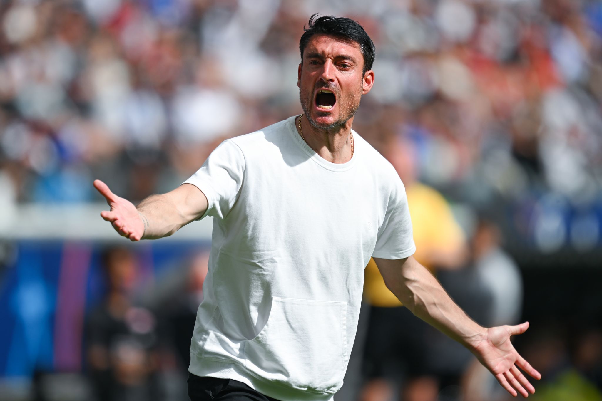 Frankfurts Coach Albert Riera steht nach der Niederlage gegen den Hamburger SV unter Druck.