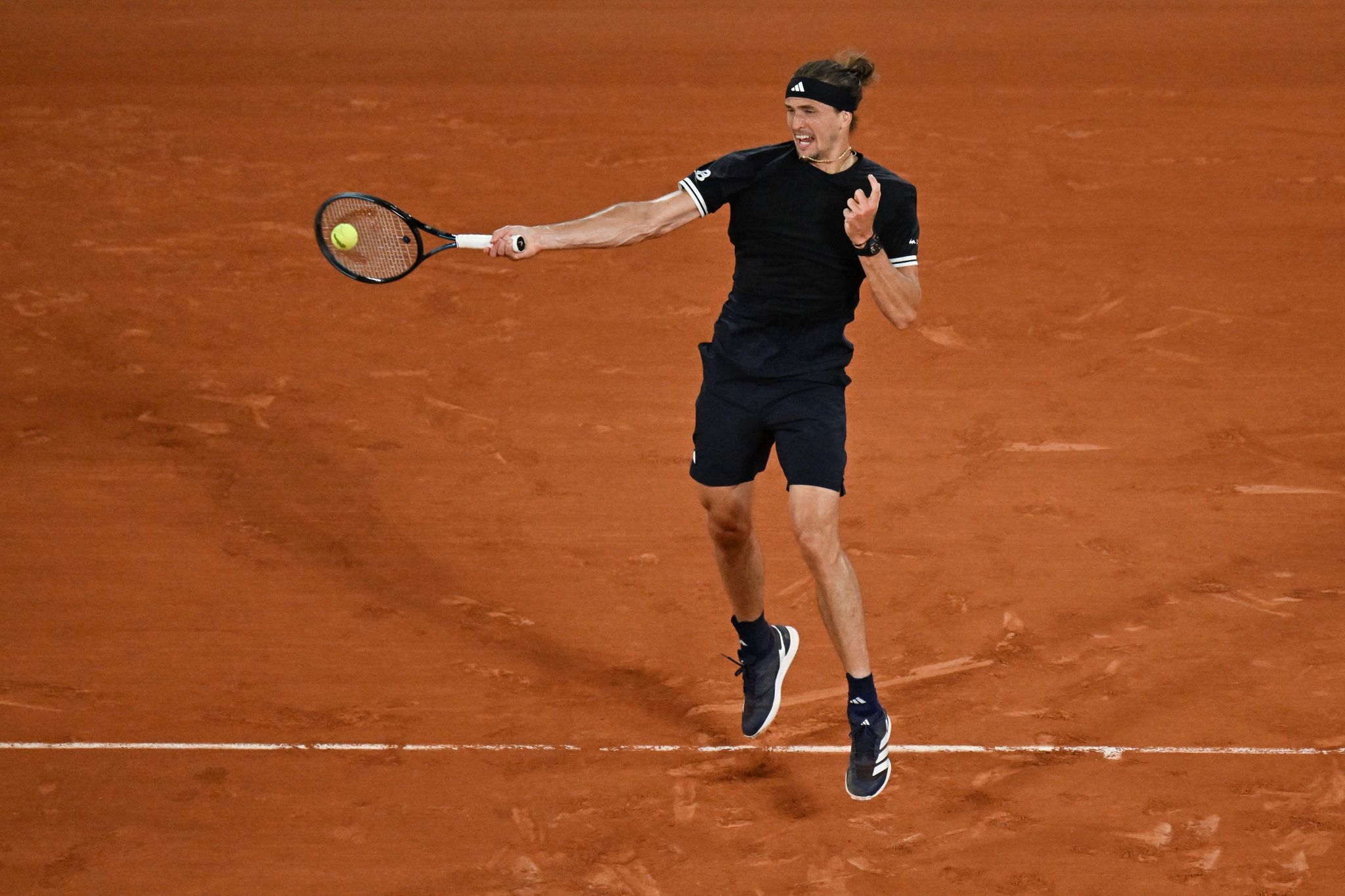 Alexander Zverev schlägt sich ins Achtelfinale der French Open durch.