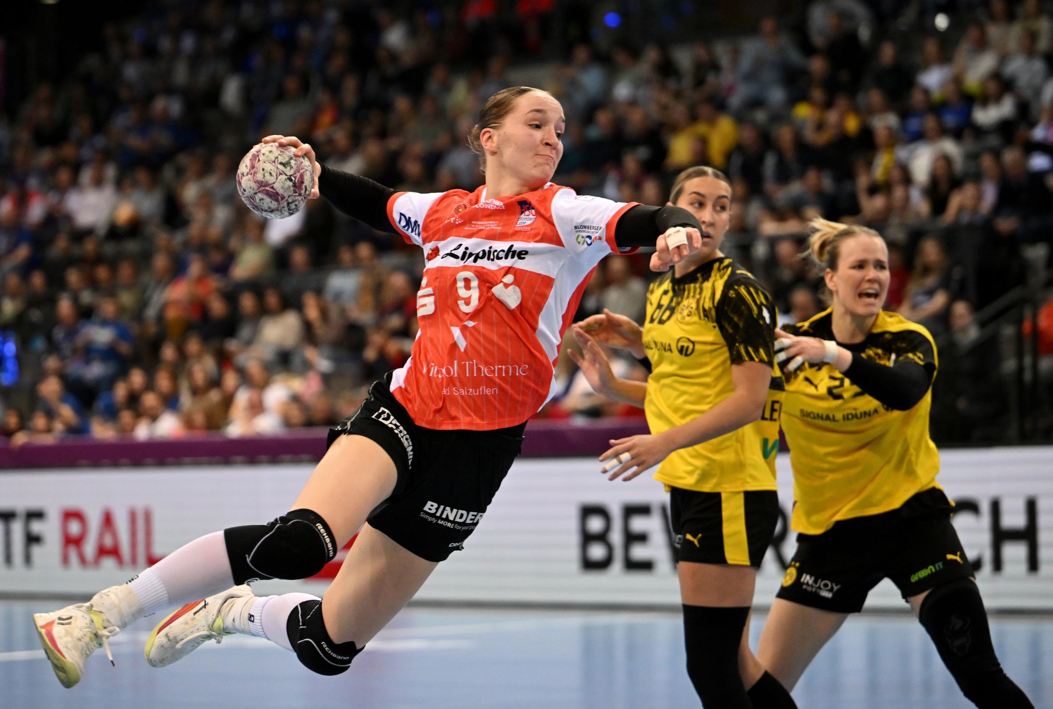 Blombergs Topspielerin Nieke Kühne (vorn) ist Meisterin und «Spielerin der Saison». (Archivbild)