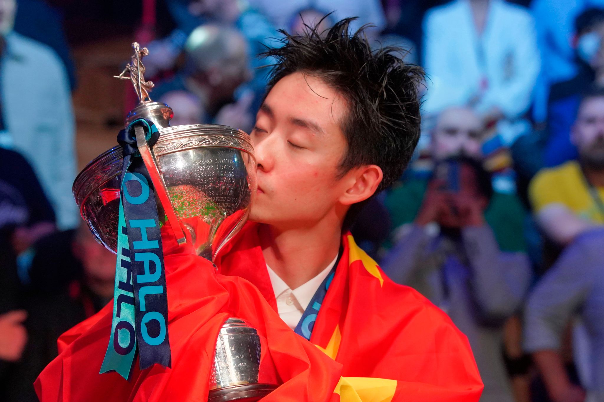 Mit China-Flagge und Pokal: Weltmeister Wu Yize.