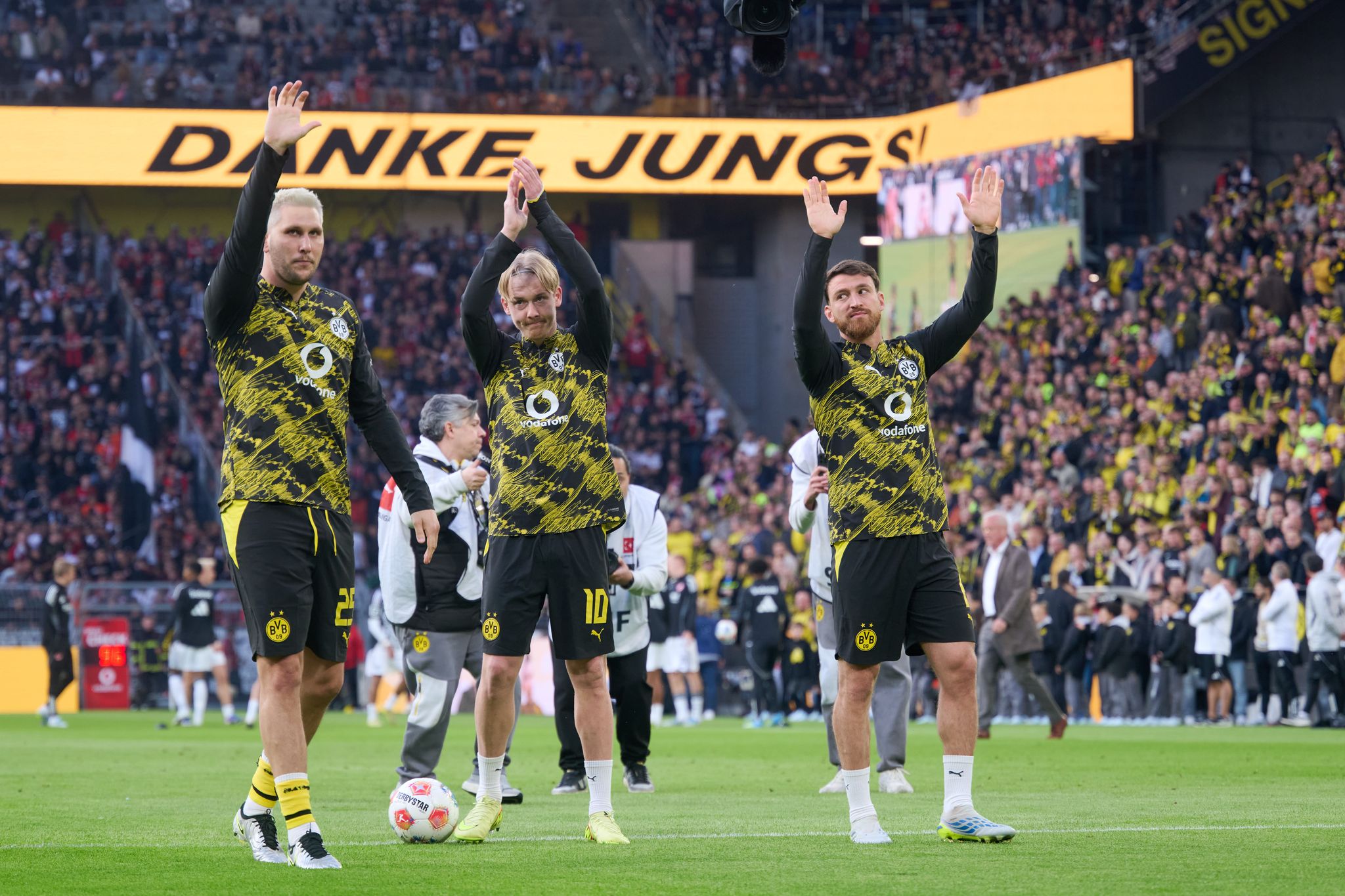 Niklas Süle (l) und Julian Brandt (M) verlassen zum Ende der Saison Borussia Dortmund.