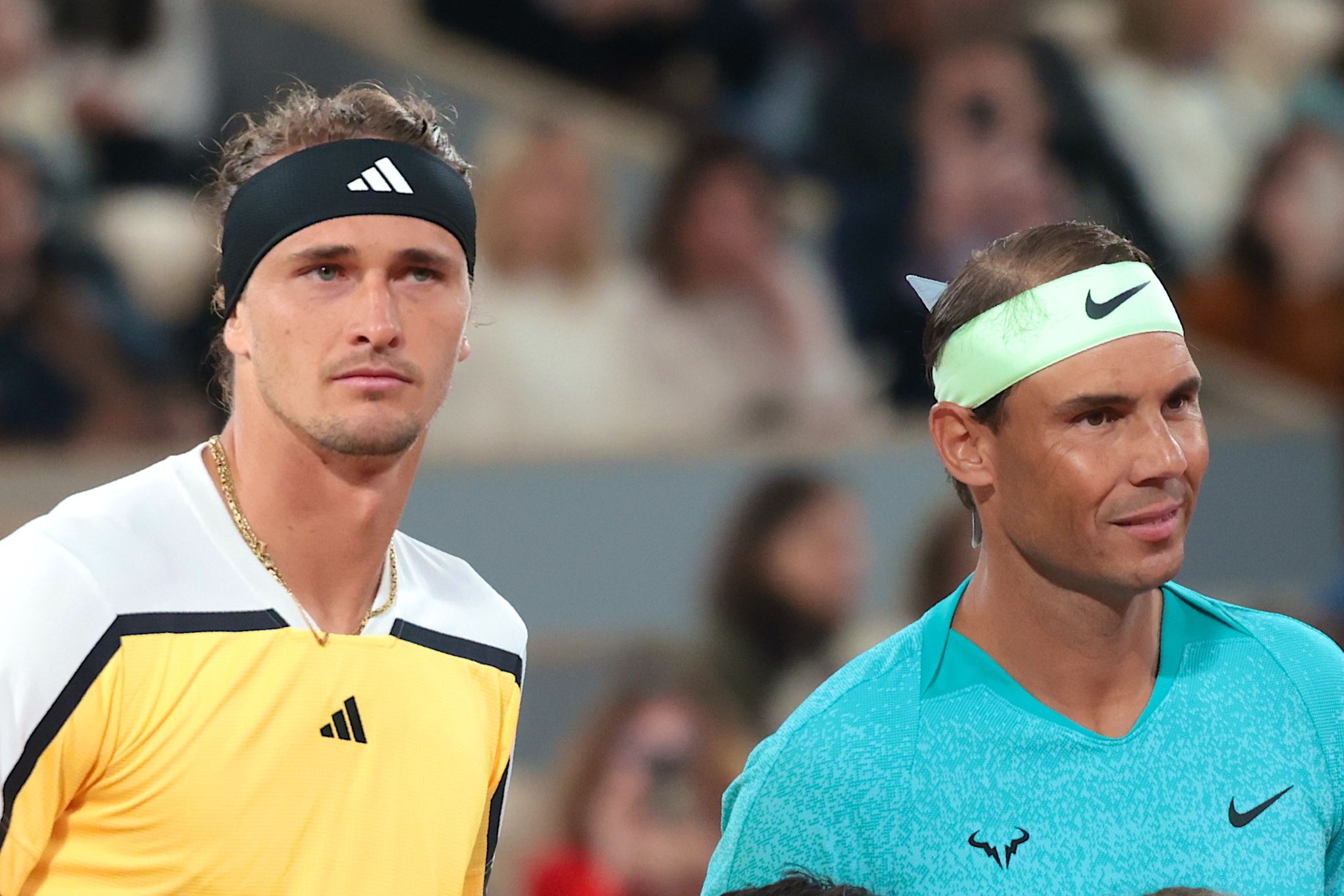 Rafael Nadal (r) und Alexander Zverev trafen beim letzten Auftritt des spanischen Sandplatz-Königs bei den French Open aufeinander. (Archivbild)