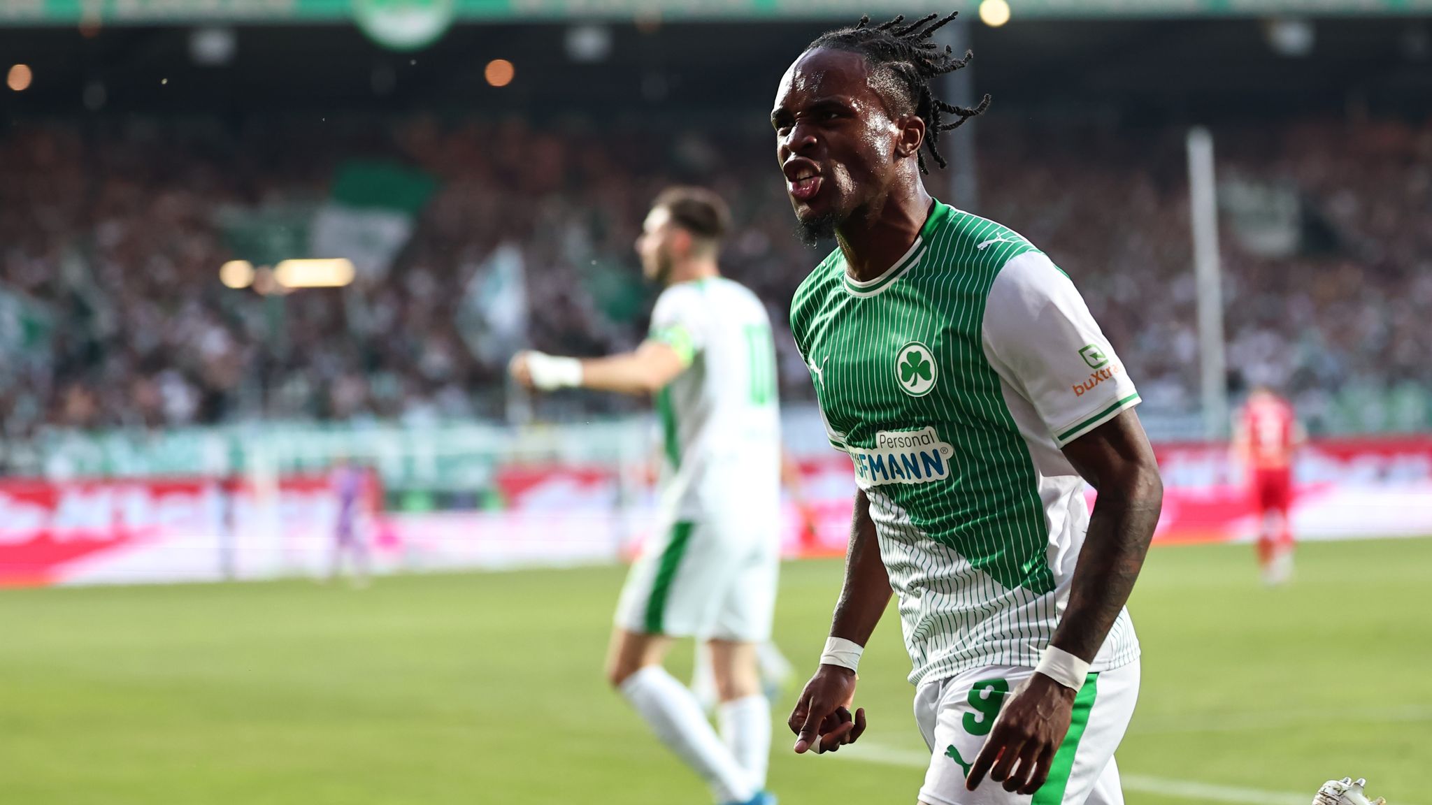 Noel Futkeu zeigt
