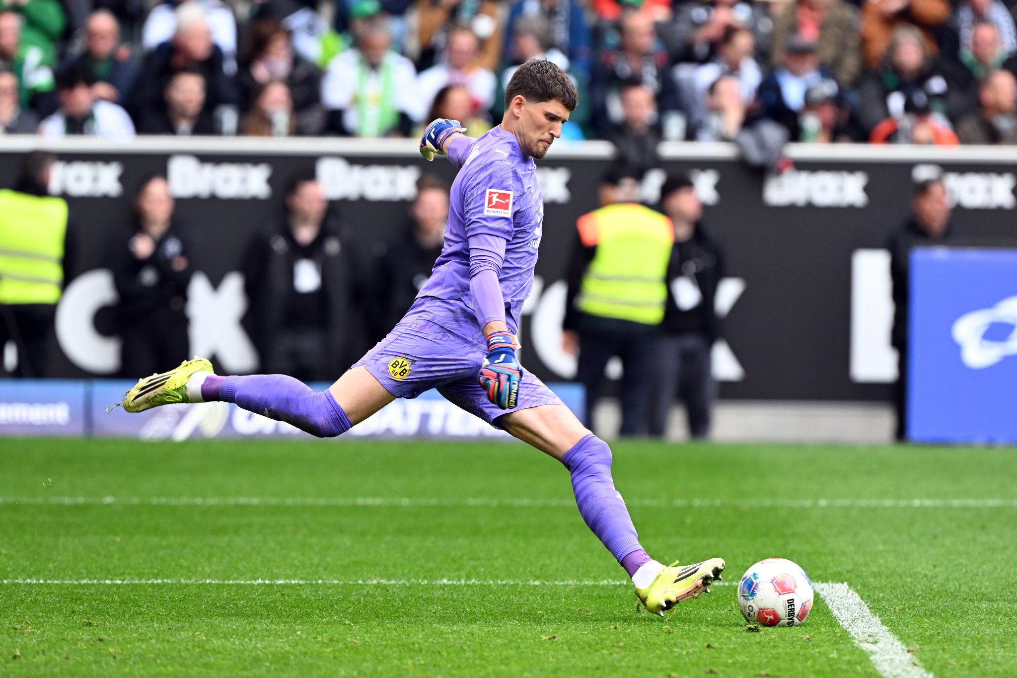 Dortmunds Keeper Gregor Kobel war nach der Niederlage in Gladbach unzufrieden.