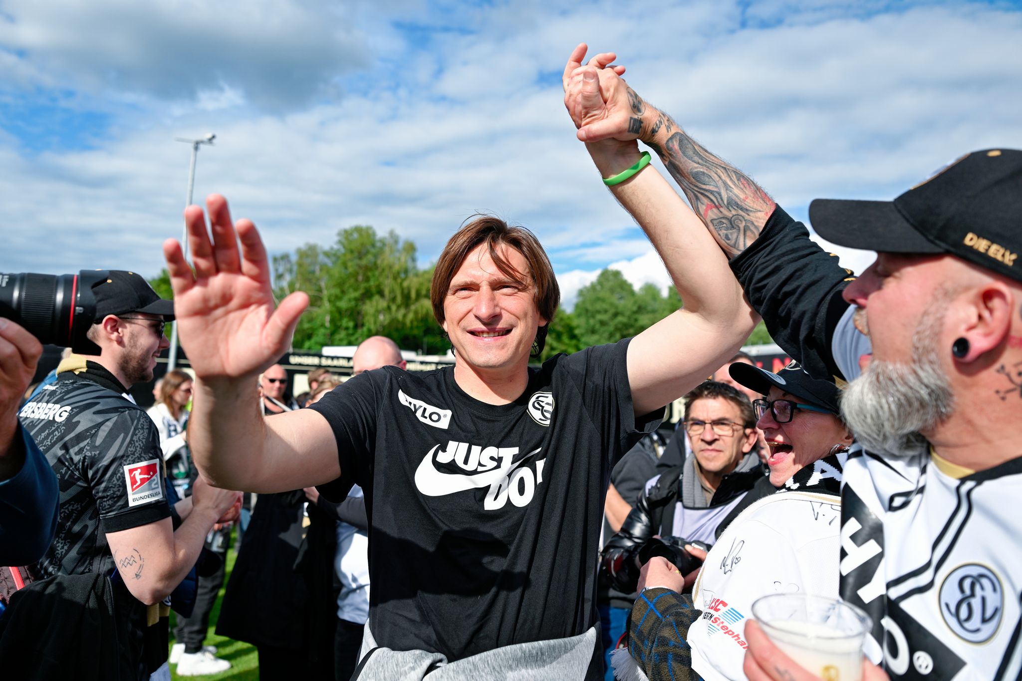 Elversberg-Coach Vincent Wagner jubelt mit den Fans über den Aufstieg.