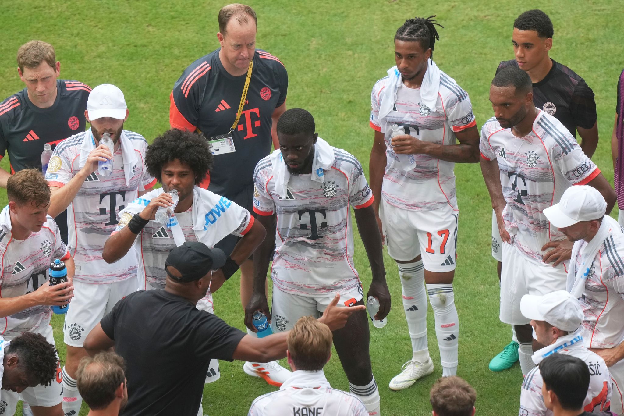 Schon bei der Club-WM gab es bei einzelnen Spielen Trinkpausen - hier beim Auftritt des FC Bayern im heißen Miami. (Archivbild)