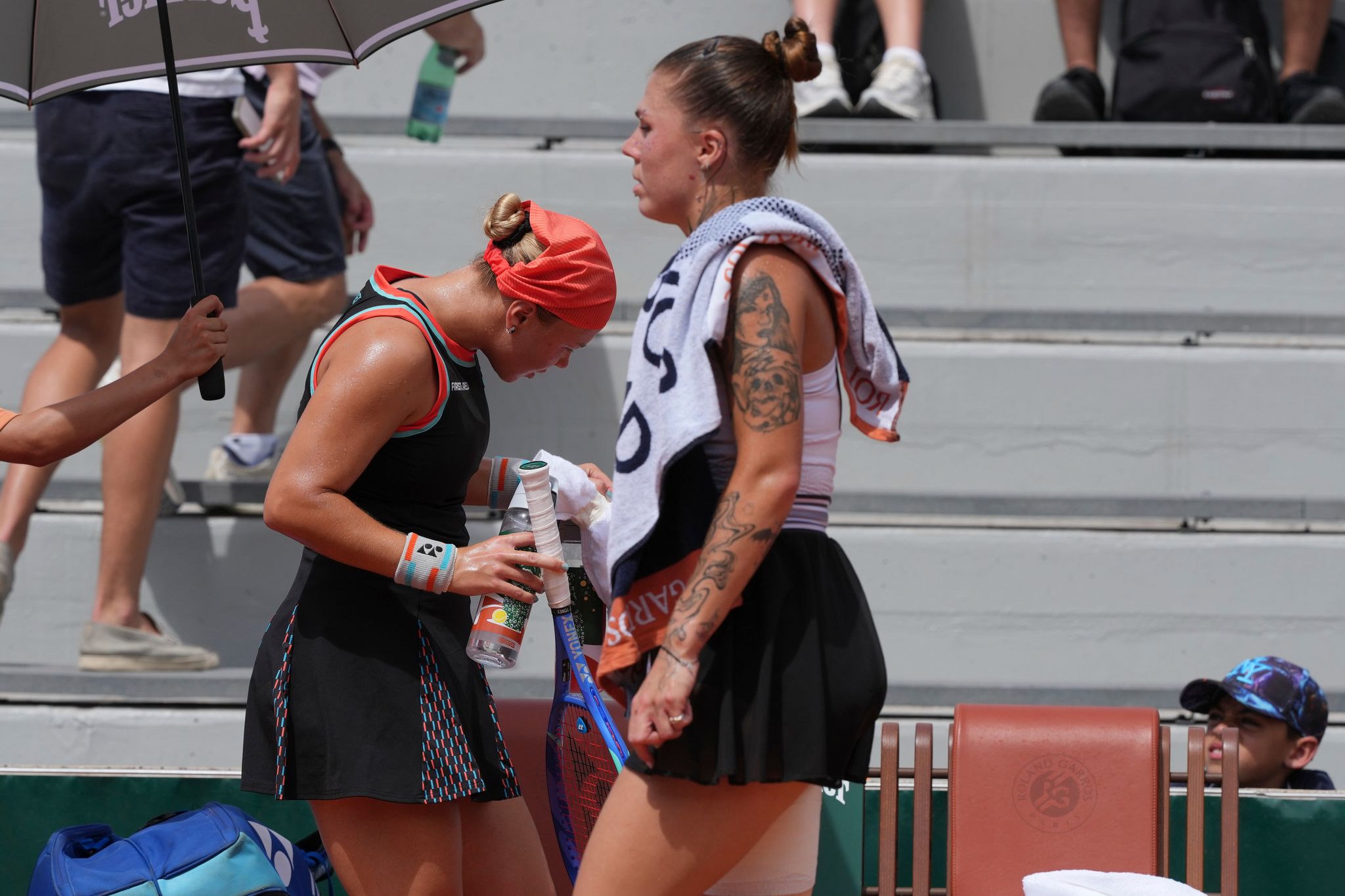 Beim Tennismatch der Russin Diana Schnaider (l) gegen die Ukrainerin Oleksandra Olijnykowa ging es um mehr als nur Sport.