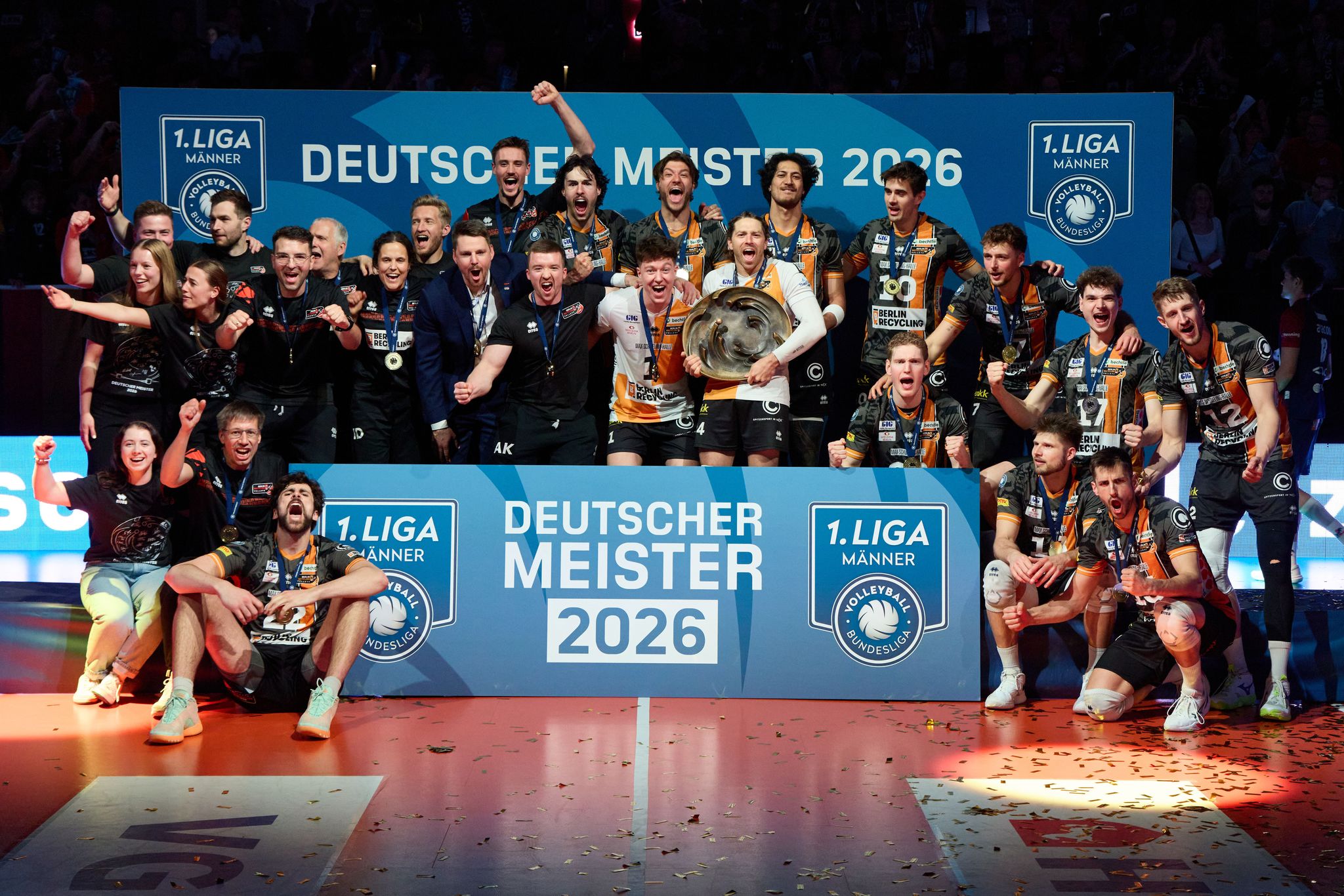 Spieler der Berlin Volleys jubeln nach dem Sieg über den Meistertitel.
