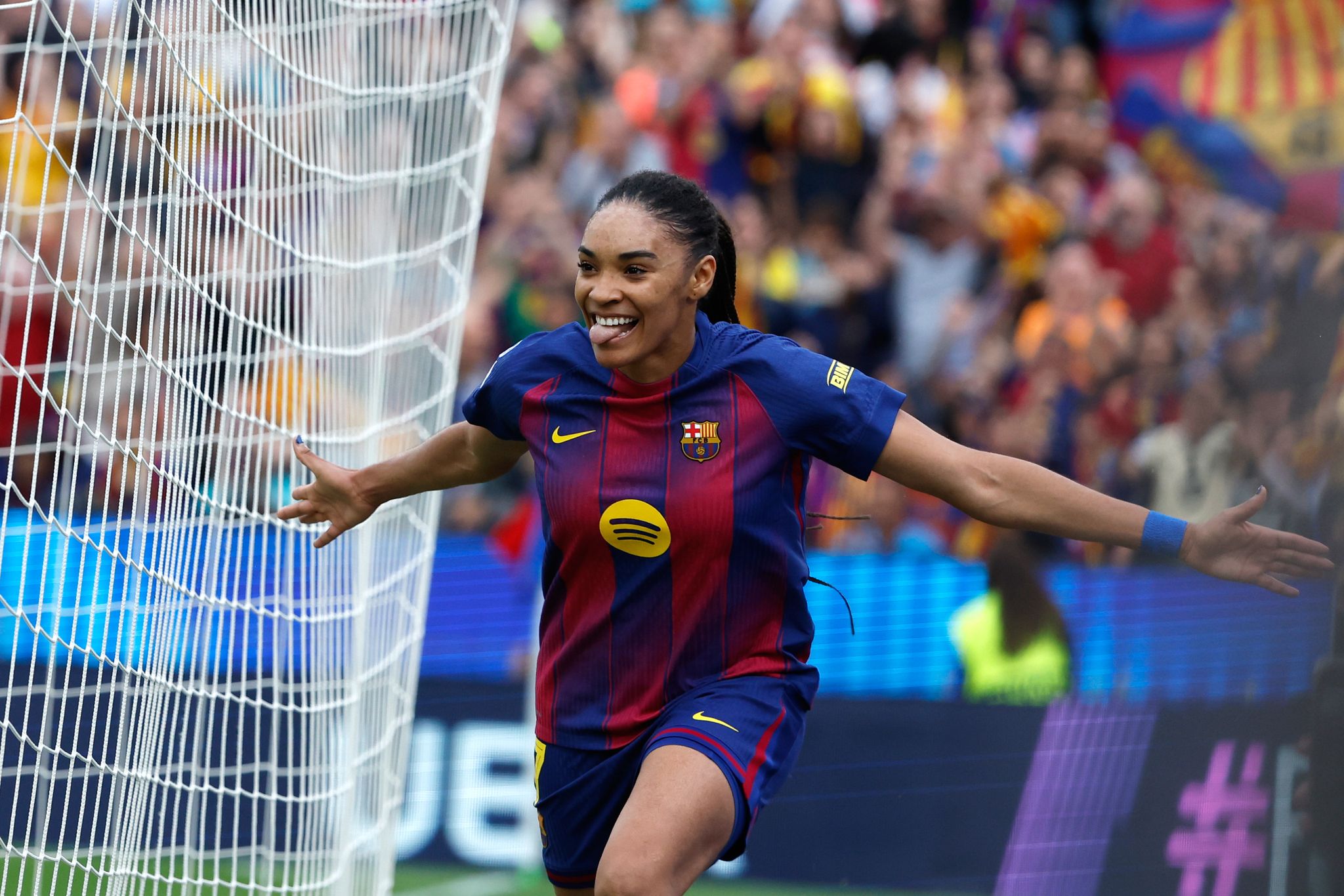 Salma Paralluelo jubelt früh für Barcelona gegen den FC Bayern.