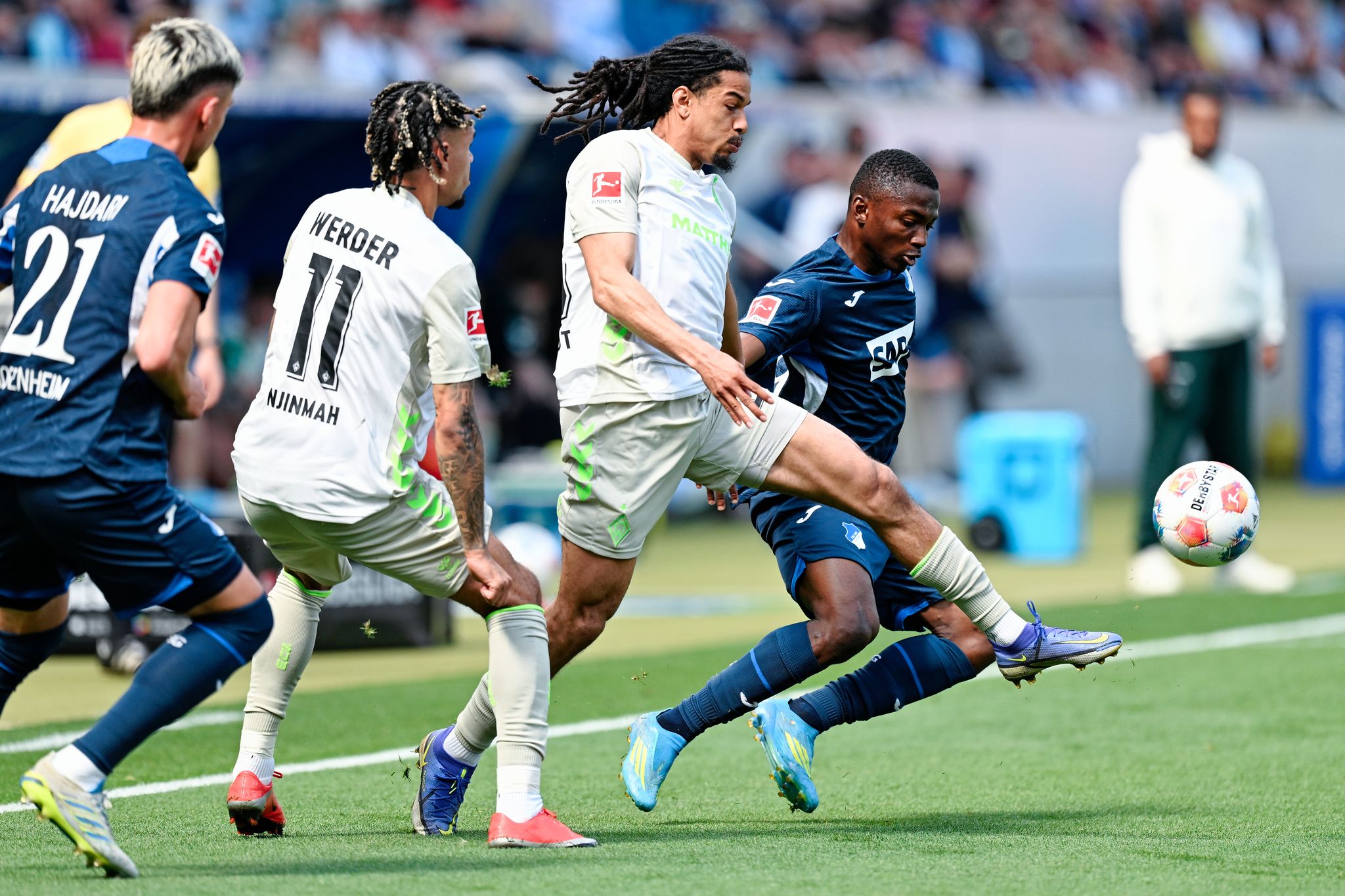 Hoffenheims Bazoumana Touré (r.) macht Druck gegen Werder.