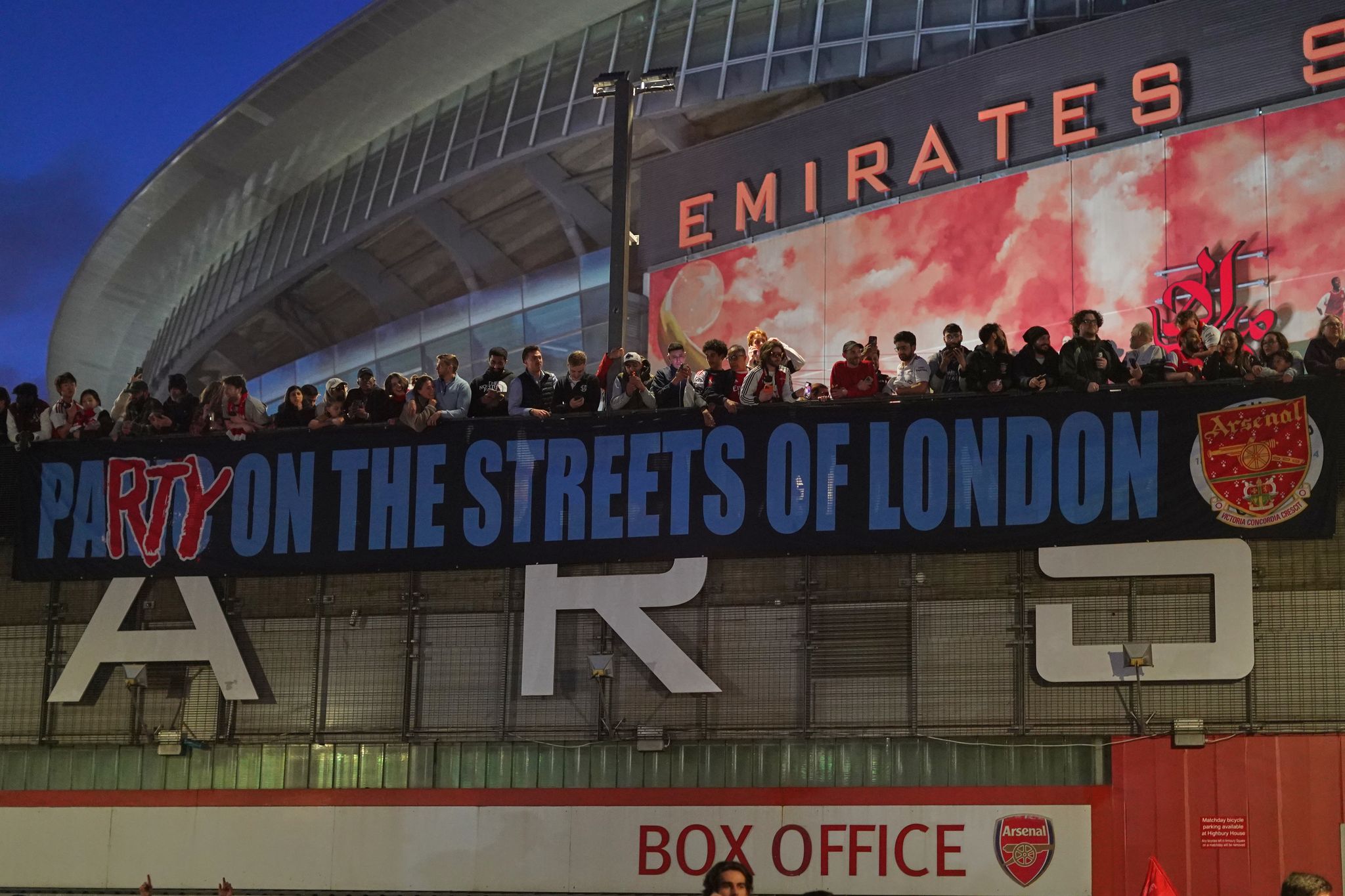 Arsenal-Fans zeigen nach dem Titelgewinn ein Banner am Stadion: «Party auf Londons Straßen»
