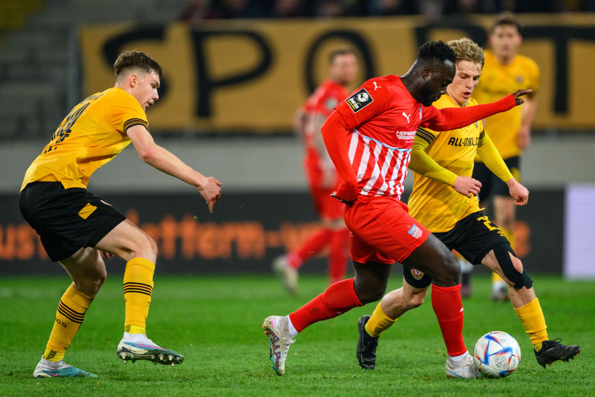 Raphael Assibey-Mensah (M) spielte selbst ein Jahr in Zwickau. (Archivbild)