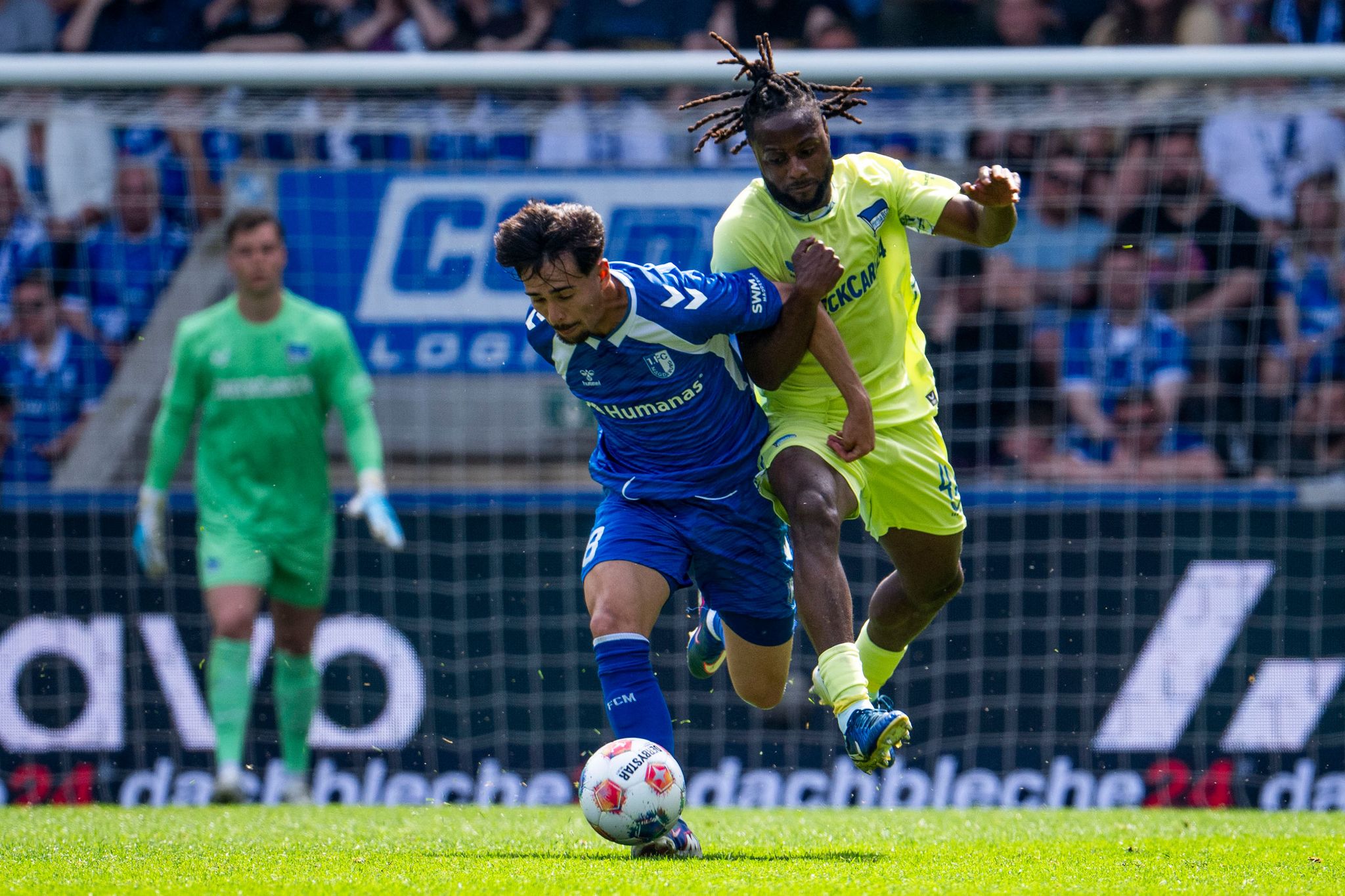 Der Magdeburger Laurin Ulrich (l) erzielte nach gut einer Stunde das 1:0.