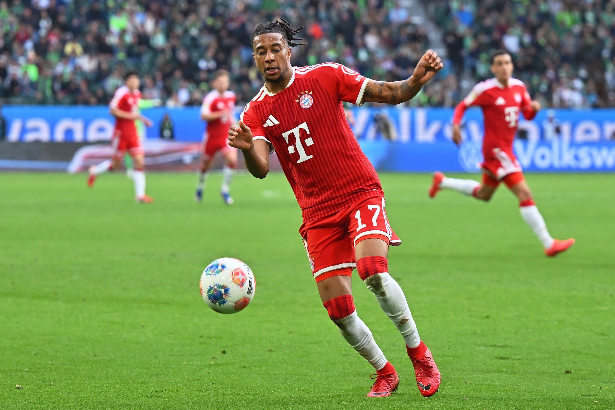 Michael Olise holte einen Strafstoß für die Bayern raus.