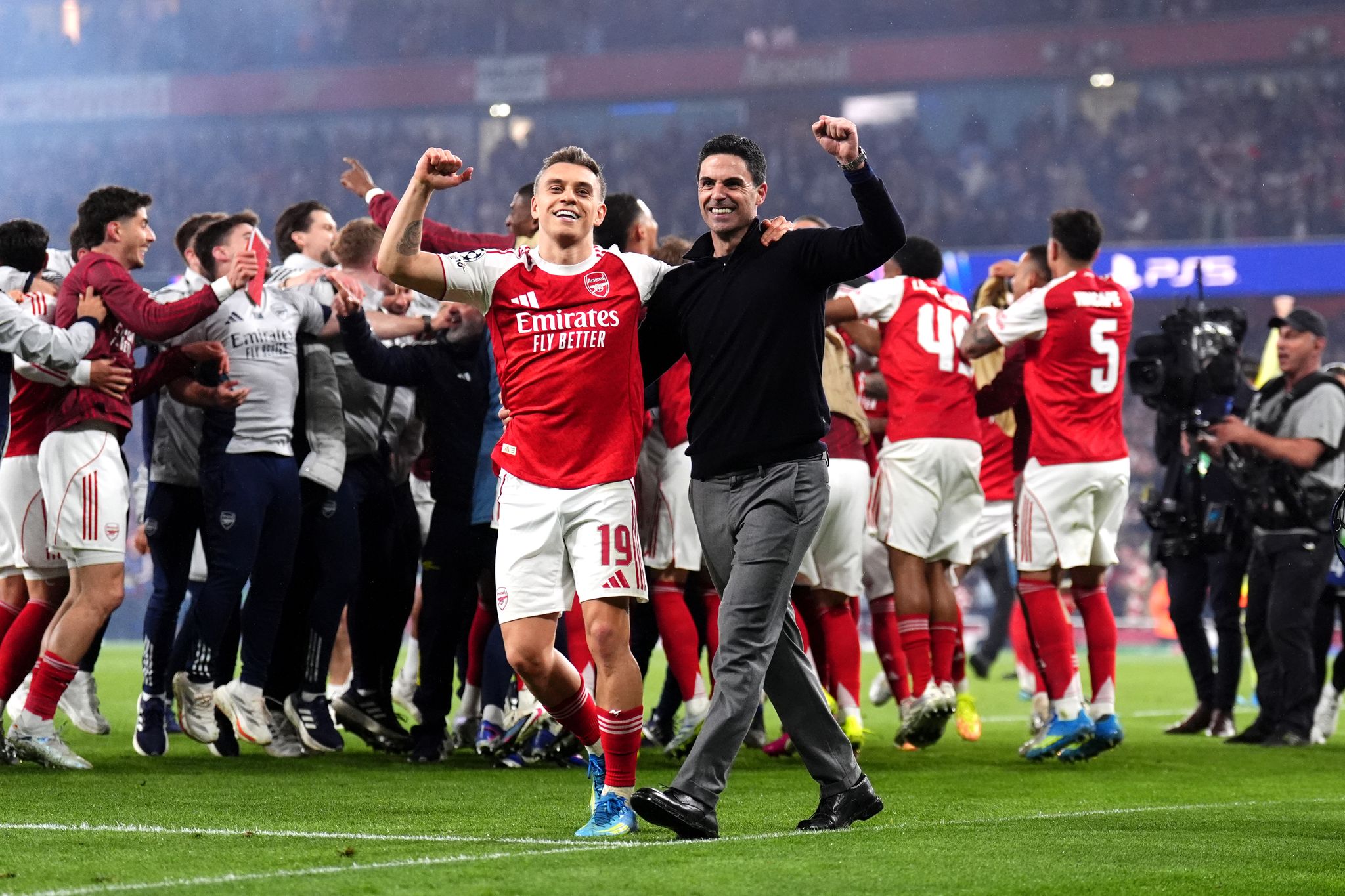 Arsenal-Coach Mikel Arteta feiert den Einzug ins Champions-League-Finale mit Leandro Trossard.