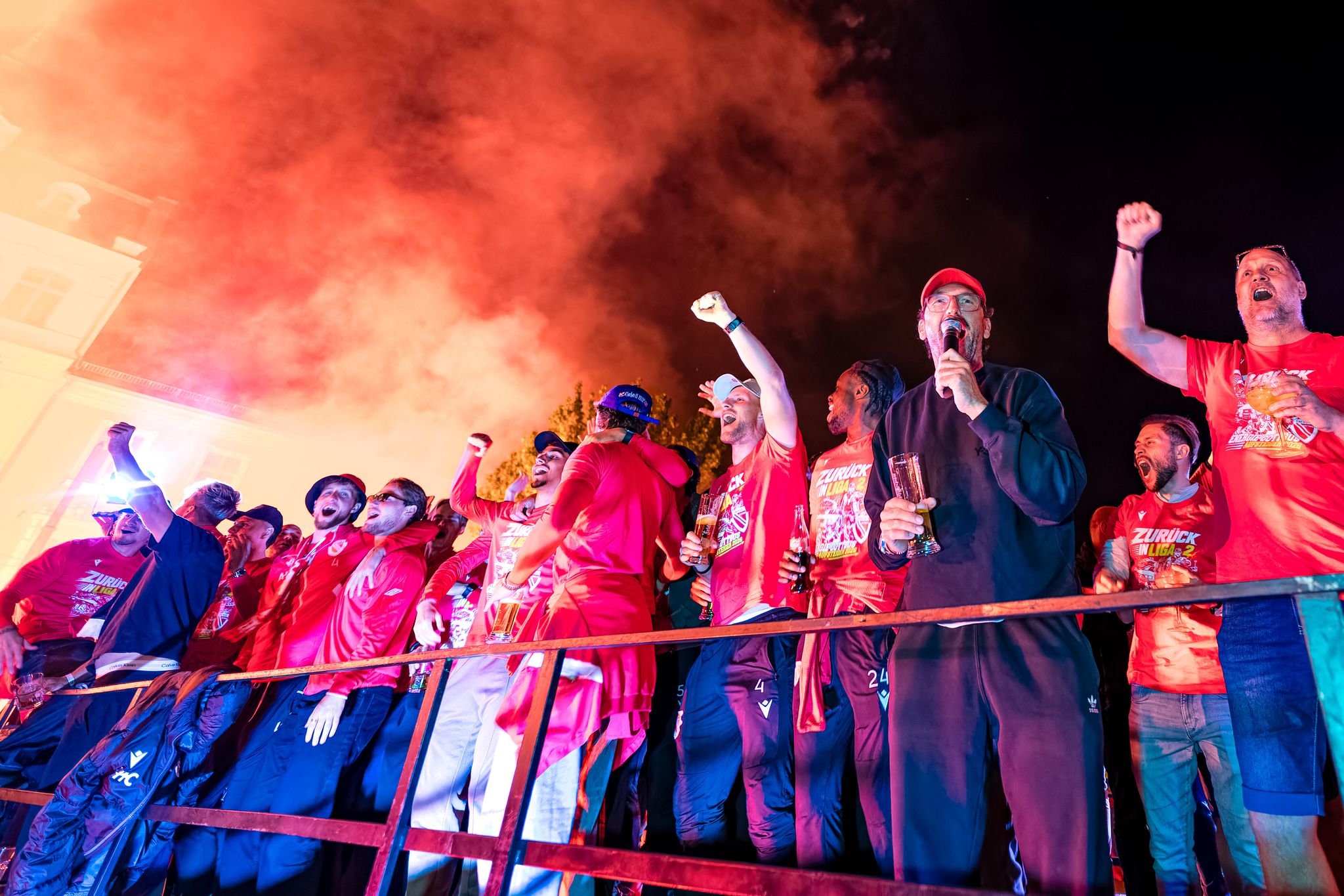 «Feierbiest» Claus-Dieter Wollitz (3.v.r.) heizt die Stimmung an.