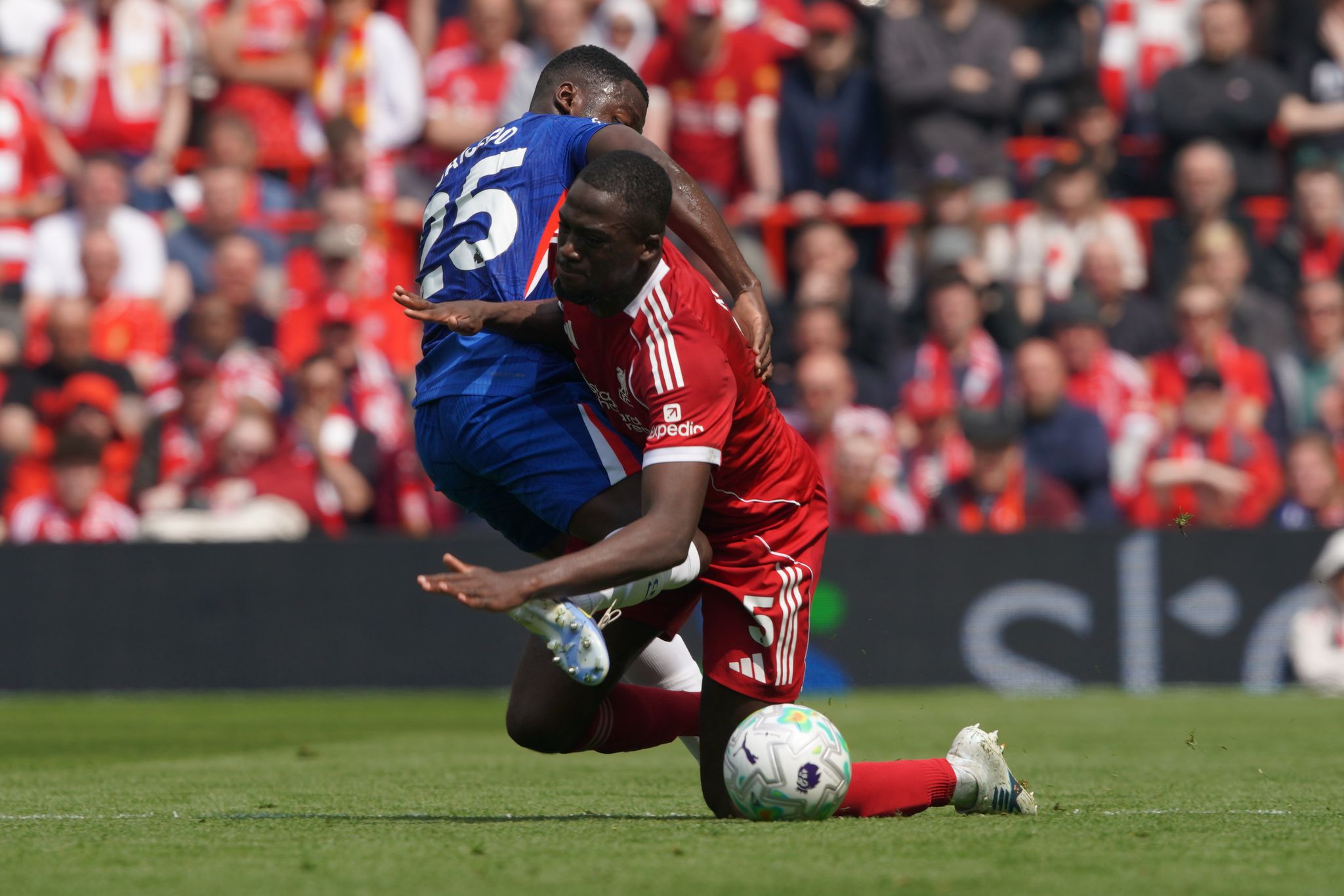 Chelseas Moises Caicedo (l) und Liverpools Ibrahima Konate kämpfen um den Ball.