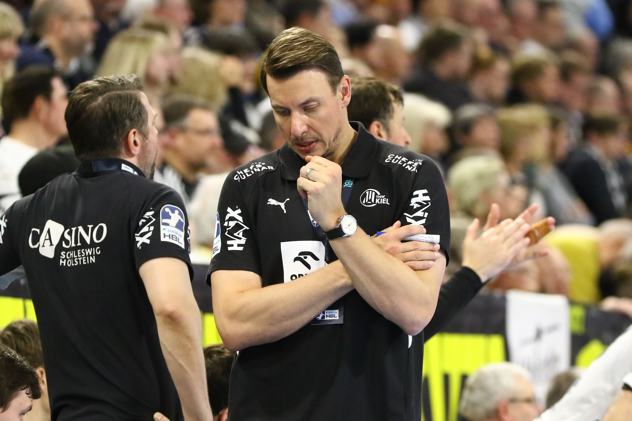 Die laufende Saison zwingt KIels Trainer Filip Jicha zum fortlaufenden Nachdenken. (Archivbild)