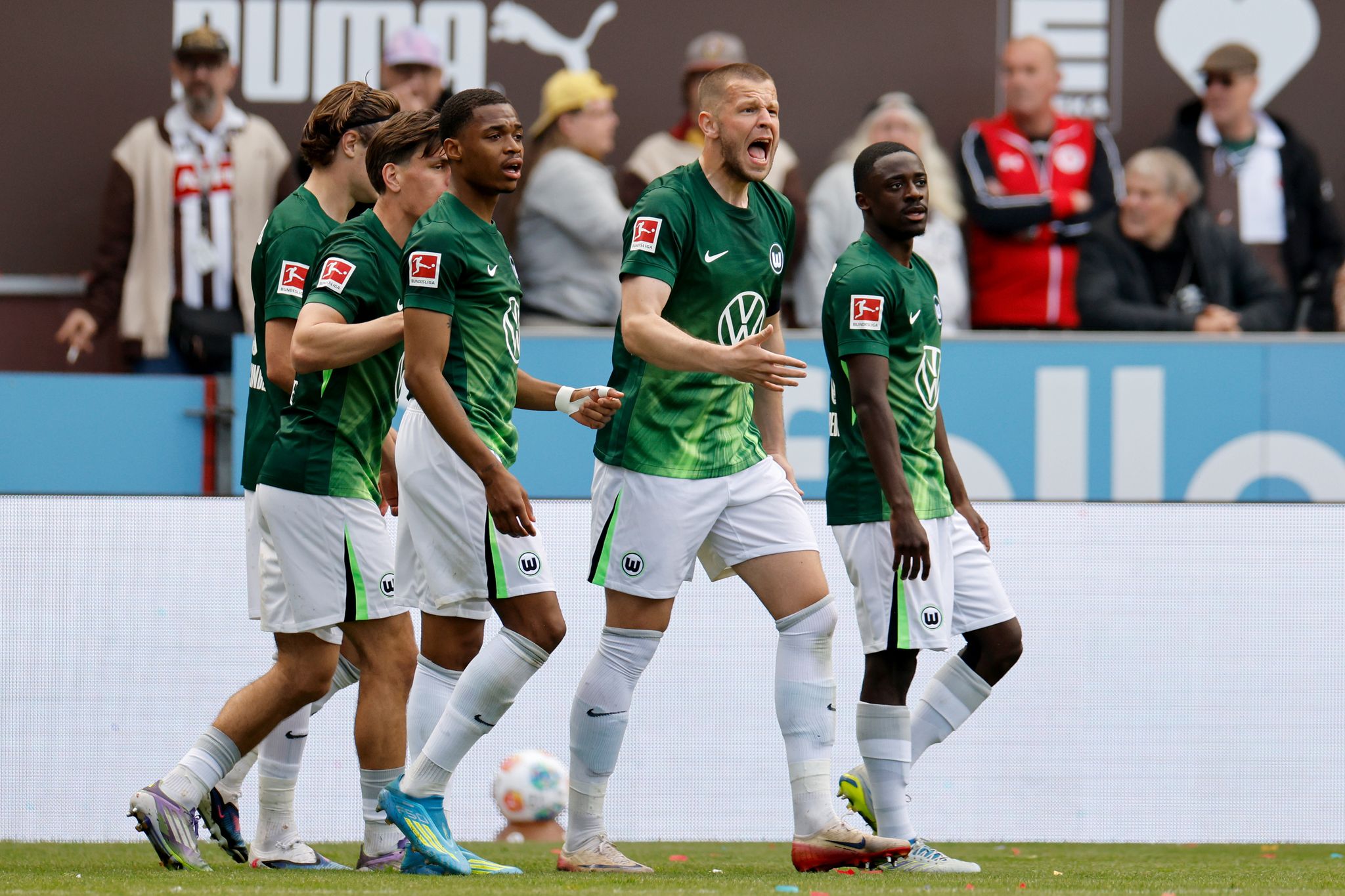 Favorit in der Relegation: Der VfL Wolfsburg mit seinem Abwehrchef Denis Vavro.