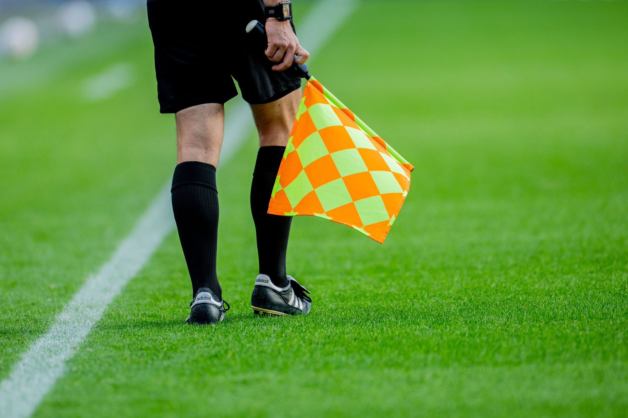 Nach dem Angriff auf einen Linienrichter wird im Westen Thüringens kein Fußball gespielt. (Archivbild)