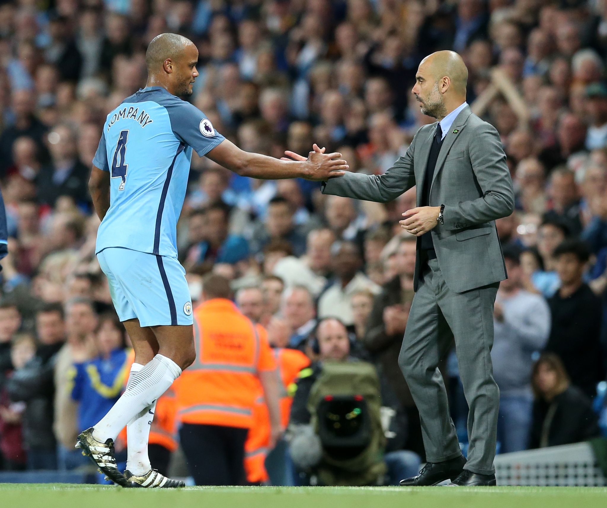 Vincent Kompany (l) war Pep Guardiolas Kapitän bei Manchester City. (Archivbild)