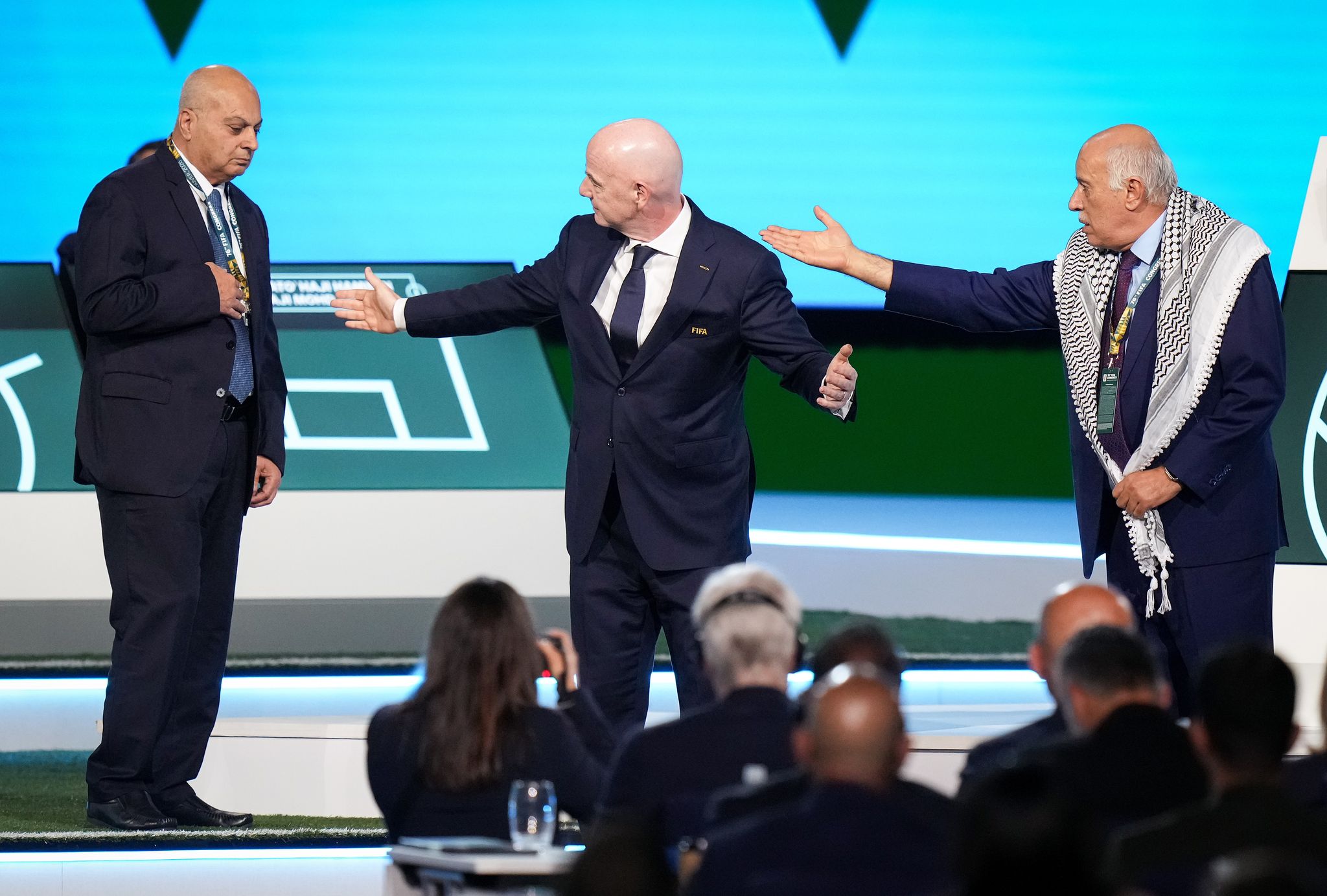 Auf der Kongressbühne stehen sich die Vertreter aus Israel und Palästina gegenüber. FIFA-Chef Infantino will vermitteln.