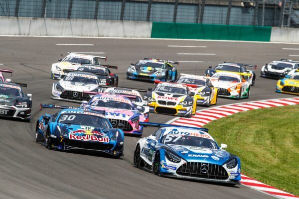 Die Veranstalter der DTM stellen auf dem Lausitzring Wasserspender auf. (Archivbild)