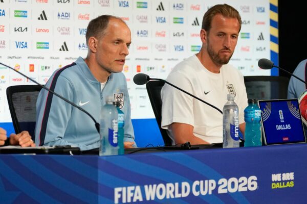 Thomas Tuchel (l) und Harry Kane sprechen vor Englands WM-Start gegen Kroatien.