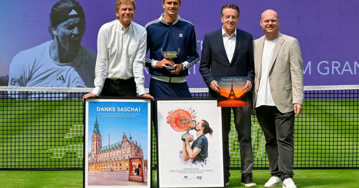 Alexander Zverev wurde auf dem Centre Court in Halle (Westfalen) für seinen French-Open-Triumph geehrt.