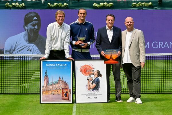 Alexander Zverev wurde auf dem Centre Court in Halle (Westfalen) für seinen French-Open-Triumph geehrt.