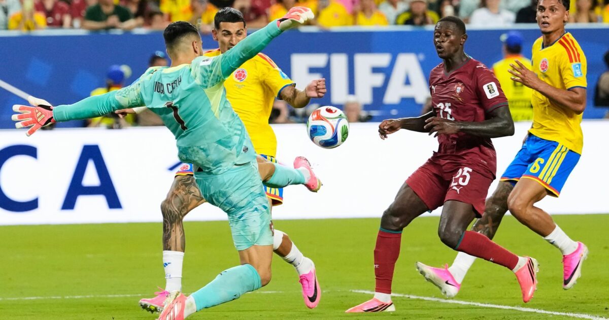 Der beste Mann des Spiels: Portugals Torwart Diogo Costa entschärft eine kolumbianische Chance.