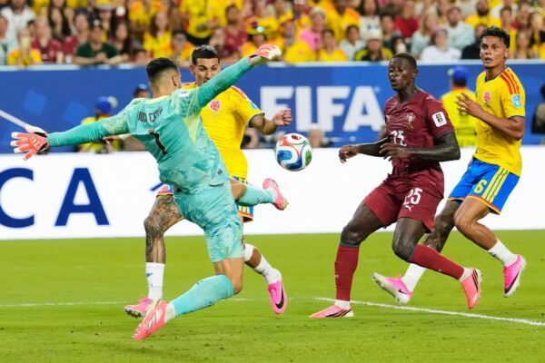 Der beste Mann des Spiels: Portugals Torwart Diogo Costa entschärft eine kolumbianische Chance.